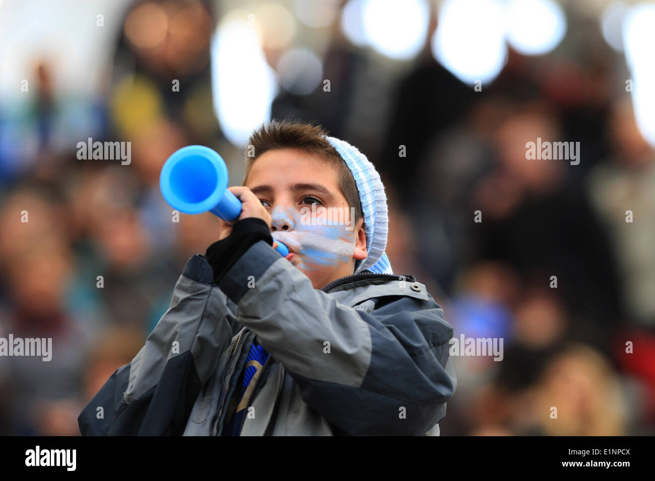 La Plata, Argentina. Il 7 giugno, 2014. Un Argentina del ventilatore il tifo per il team durante la partita amichevole contro la Slovenia prima della Coppa del Mondo FIFA a Ciudad de La Plata Stadium, in La Plata, Argentina, il 7 giugno 2014. Credito: Victor ño/TELAM/Xinhua/Alamy Live News Foto Stock