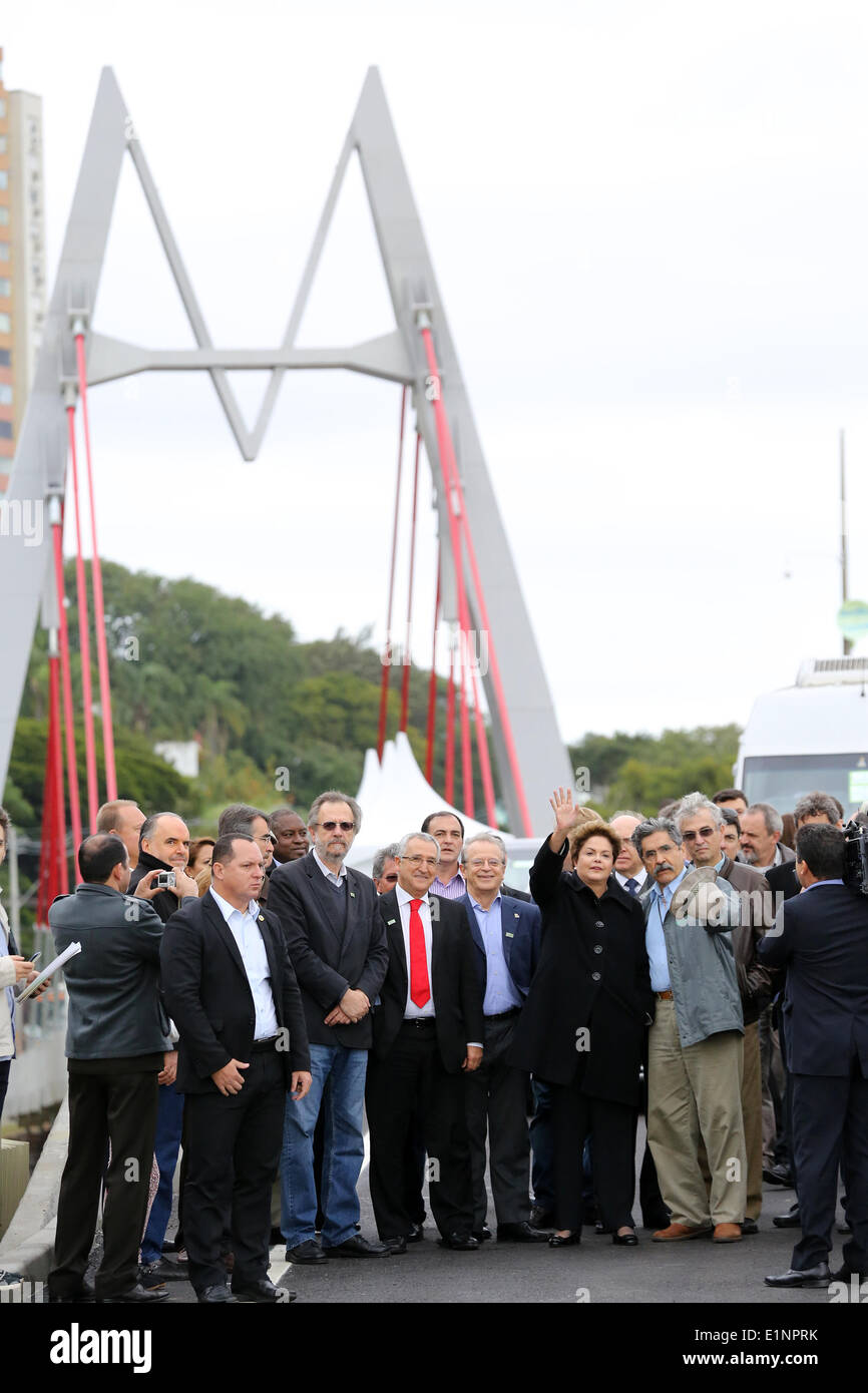 Porto Alegre, Brasile. Il 7 giugno, 2014. Il Presidente brasiliano Dilma Rousseff (terza R, anteriore) assiste l'apertura di un viadotto di elevata che entreranno a far parte del transito di veicoli tra il lato sud e il porto della città come parte dei lavori per il 2014 FIFA World Cup, nella città di Porto Alegre, nello stato di Rio Grande del Sud, Brasile, il 7 giugno 2014. Credito: Pedro H. Tesch/Brasile Photo Press/AGENCIA ESTADO/Xinhua/Alamy Live News Foto Stock