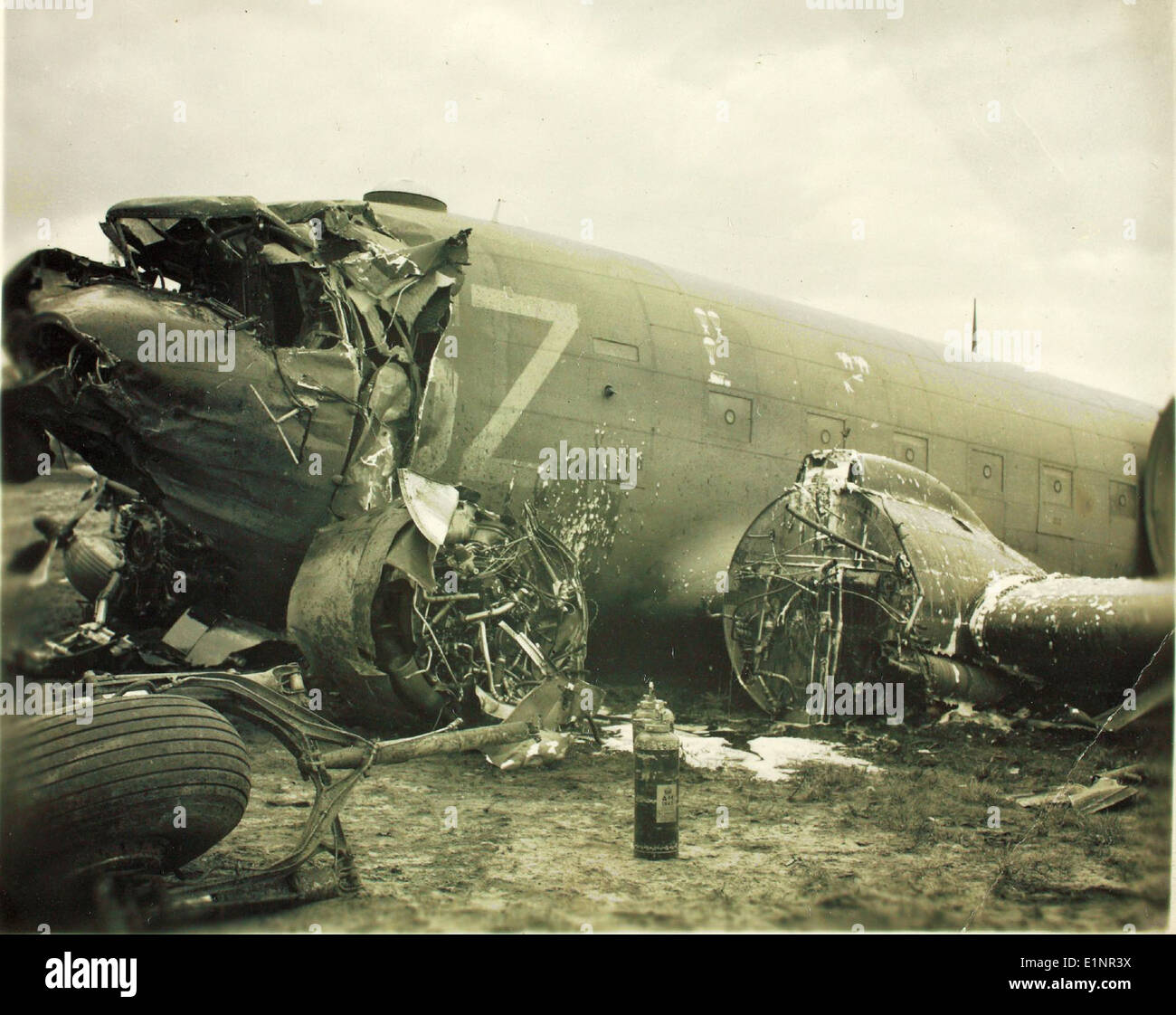 Questa immagine documenta un incidente aereo degli anni '1940, un decennio segnato da una significativa attività aeronautica durante e dopo la seconda guerra mondiale. Il C-47A Douglas, comunemente usato durante la guerra, fu coinvolto in numerose operazioni militari e di trasporto, e alcuni aerei incontrarono incidenti durante questo periodo. Foto Stock