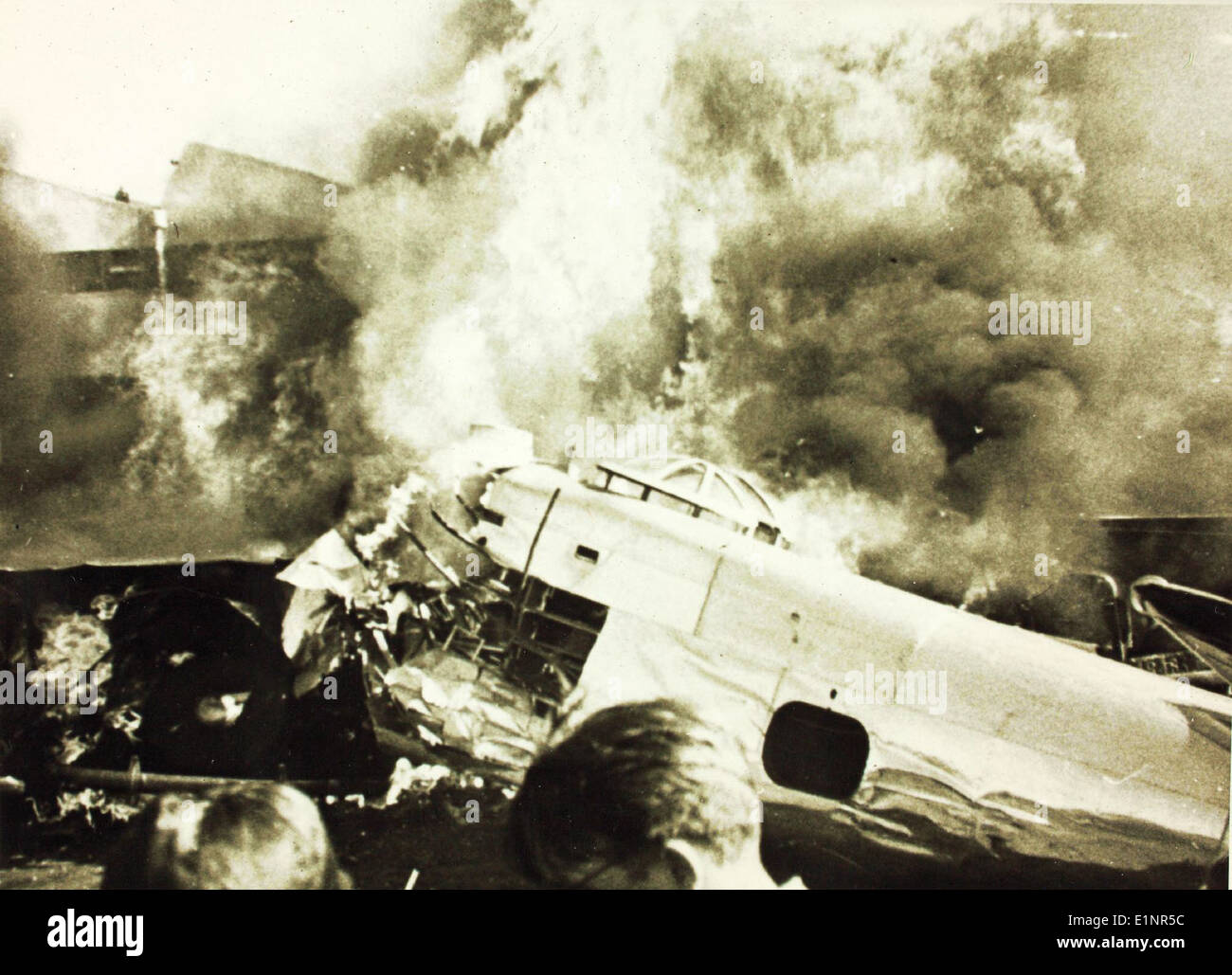 Questa fotografia documenta il primo incidente di un aereo Douglas DB-7 nel 1939. Il DB-7, un bombardiere leggero, è stato coinvolto in un incidente che mette in luce le sfide del primo aviazione militare e lo sviluppo di aerei da bombardamento durante quel periodo. Foto Stock