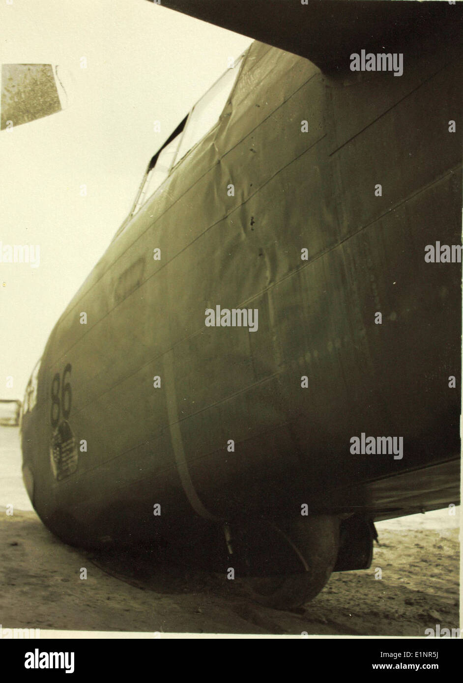 Questa fotografia documenta un notevole incidente aereo durante gli anni '1940, un decennio segnato da un'intensa attività di aviazione militare durante la seconda guerra mondiale. L'aereo coinvolto era un Douglas DB-7, un bombardiere significativo durante la guerra. Foto Stock