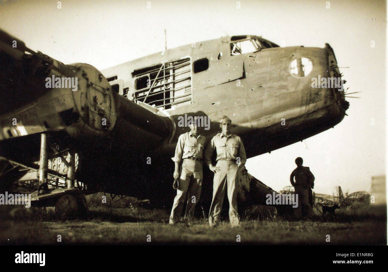Questa immagine raffigura un incidente aereo degli anni '1940 che coinvolge un velivolo trimotore Savoia Marchetti SM.75 in Nord Africa. L'aereo faceva parte delle forze aeree italiane durante la seconda guerra mondiale, spesso utilizzato per il trasporto e le missioni di bombardamento. Foto Stock
