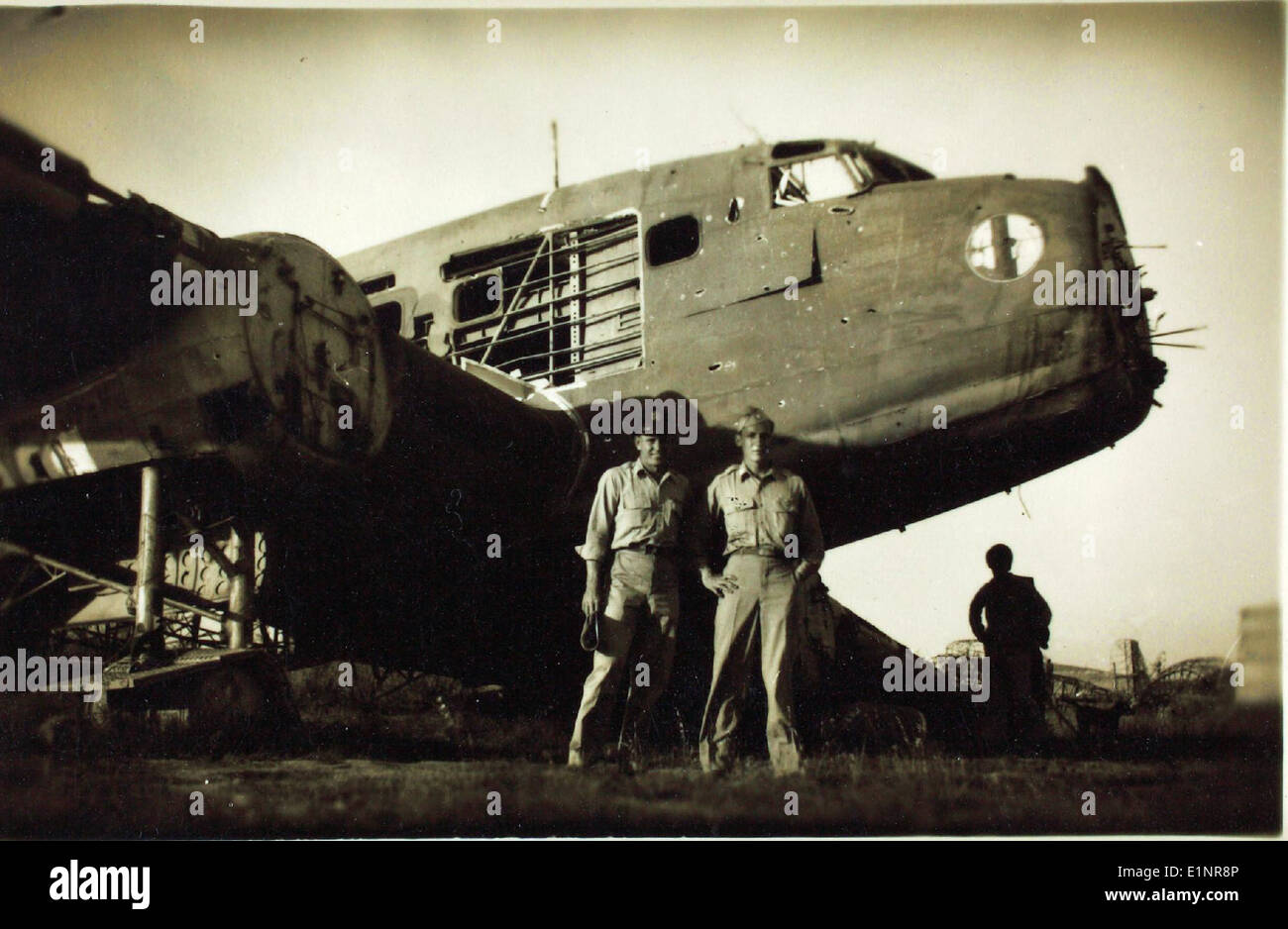 Questa foto documenta un incidente aereo che ha coinvolto un trimotore Savoia-Marchetti SM.75 durante gli anni '1940 in Nord Africa. L'aereo, utilizzato principalmente dall'Italia durante la seconda guerra mondiale, fu coinvolto in un incidente mentre operava in condizioni difficili. Foto Stock