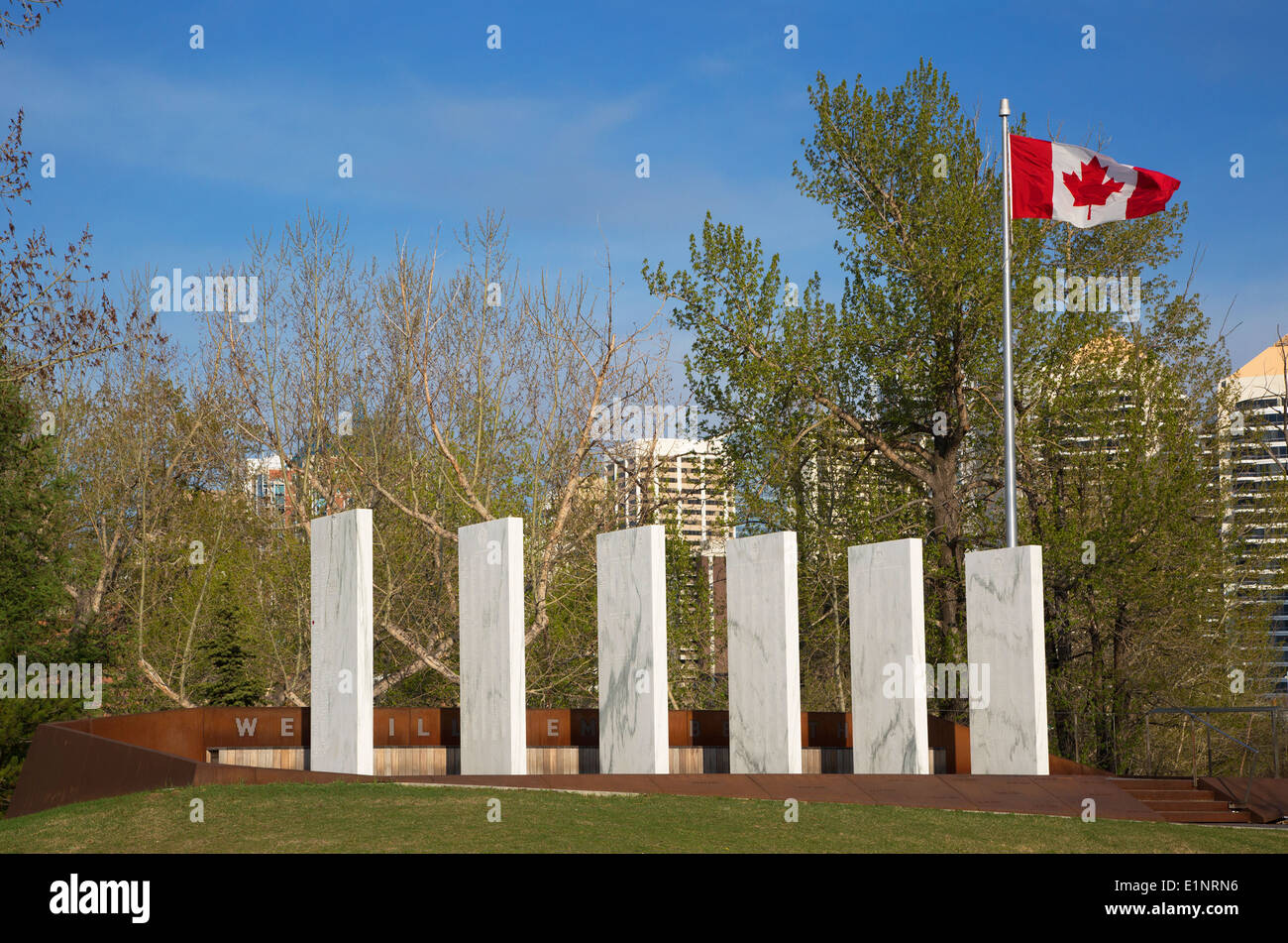 Bandiera canadese sorvolano i soldati di Calgary' Memorial, parte del paesaggio della città di progetto della memoria Foto Stock