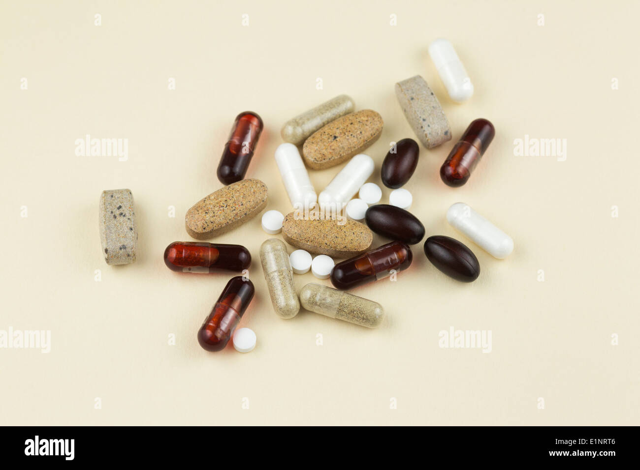 Vitamine e supplementi (polivitaminico, vitamina D, coenzima Q10, vitamina K2, olio di Krill) Foto Stock