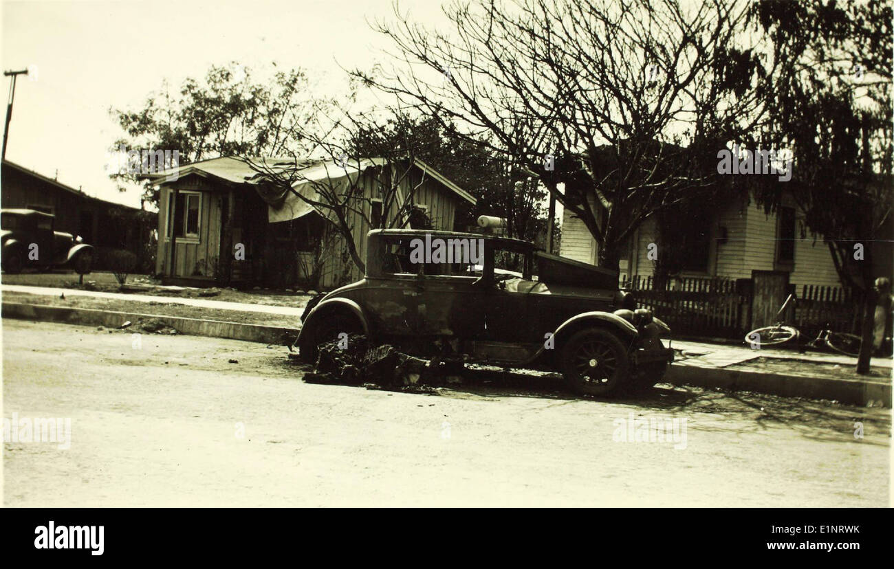 Questa foto documenta un incidente aereo avvenuto nel 1938 a Westover, che ha coinvolto un aereo militare. L'immagine mette in evidenza i pericoli e le sfide affrontati dai primi aviatori durante le missioni di addestramento e operative. Foto Stock