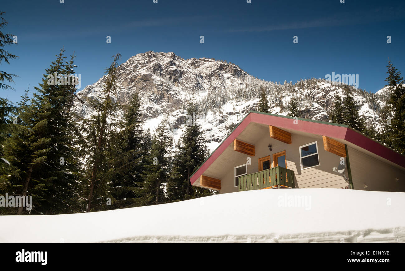 La stagione sciistica è aperta in montagna Foto Stock