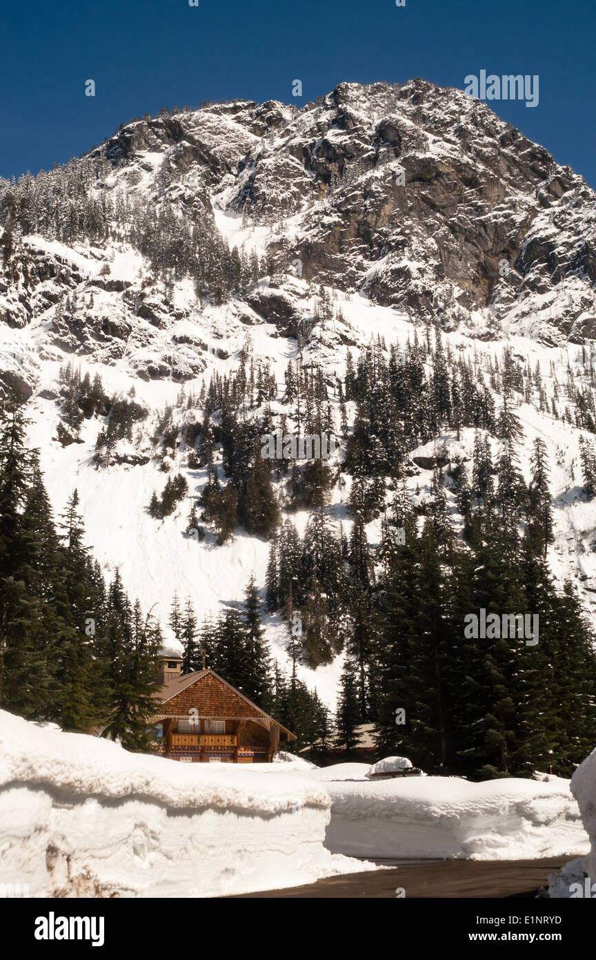 La stagione sciistica è aperta in montagna Foto Stock