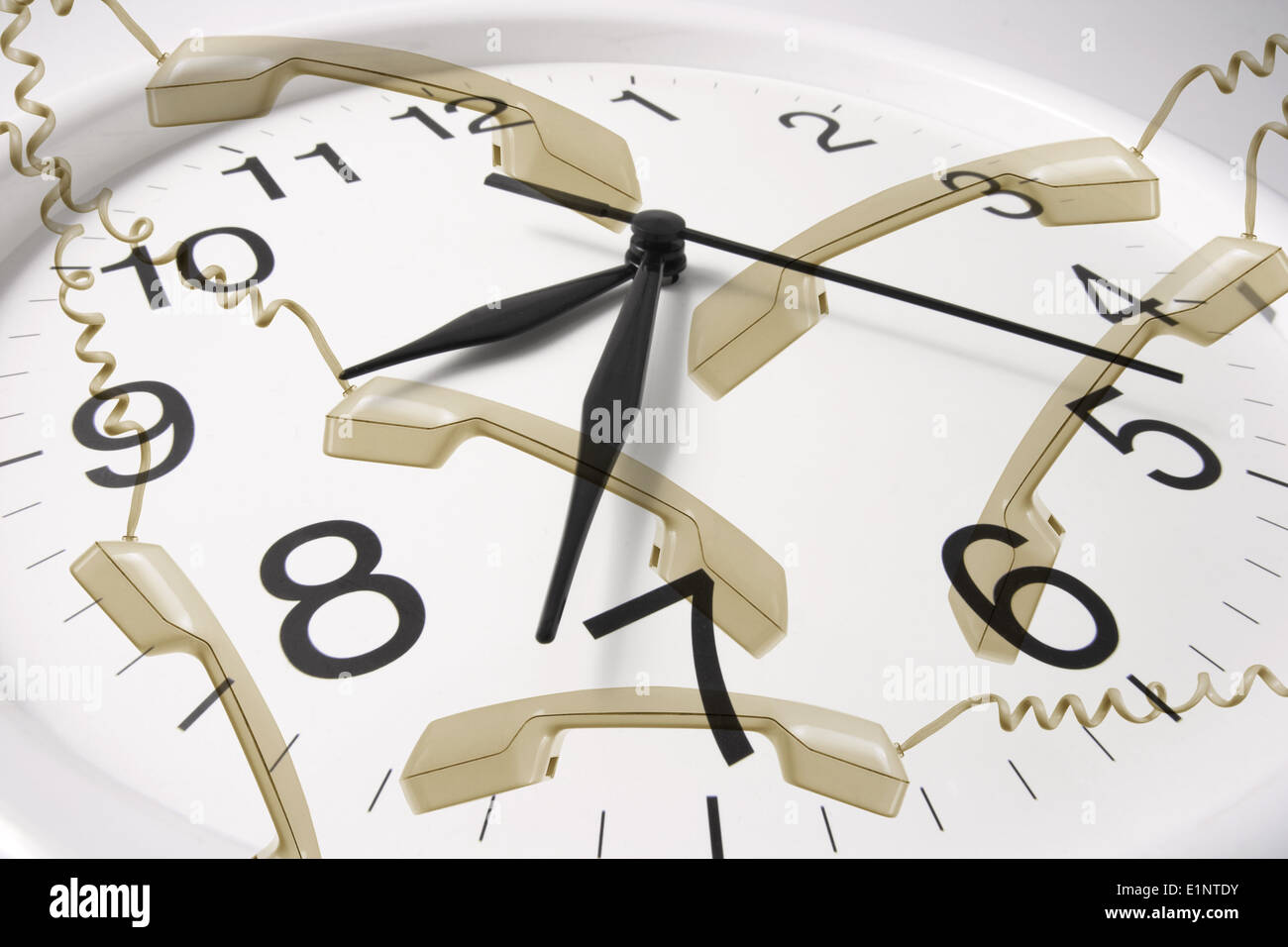 Orologio con i ricevitori del telefono Foto Stock