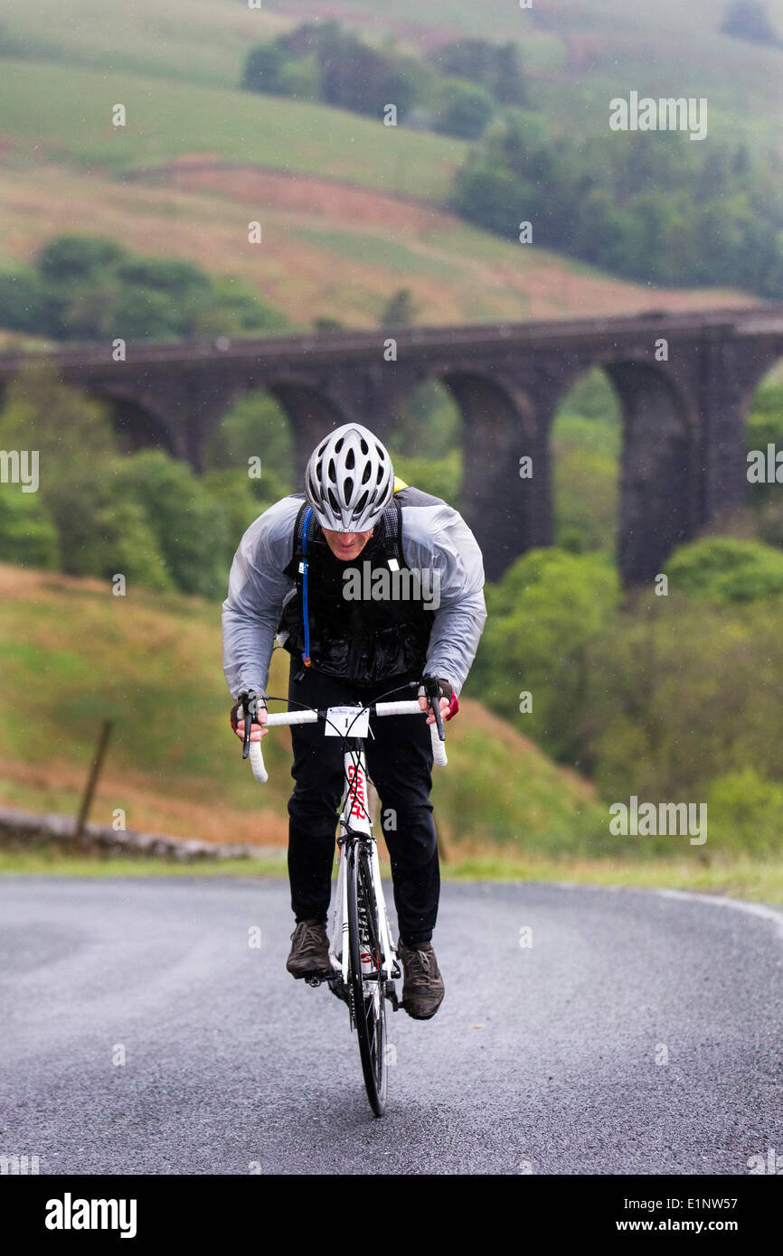 Hill Climb per ciclisti a Clapham, Yorkshire, Regno Unito. 7 giugno 2014. I motociclisti sfidano il maltempo, passando per Arten Gill, durante l'Open Wheel West Riding Classic 33, 60 e 75 km, facendo sport sulle strade più iconiche dello Yorkshire e salendo in uno splendido scenario. Un giro in bicicletta non competitivo sulle splendide colline e valli dello Yorkshire Dales. Foto Stock