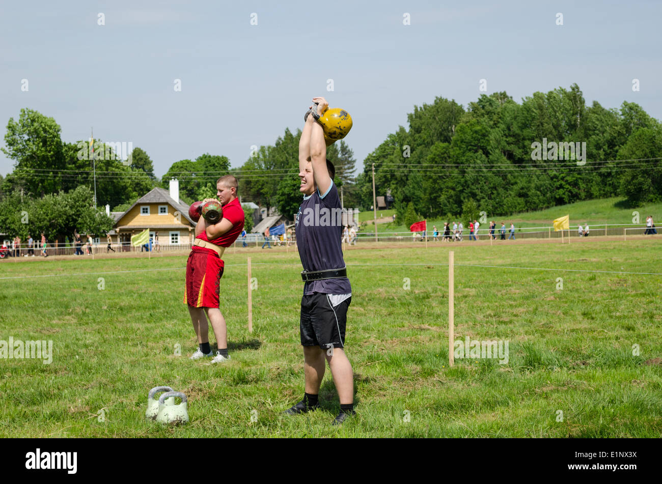 Gli uomini di sollevamento di peso pesante nel body building - Concorrenza Foto Stock