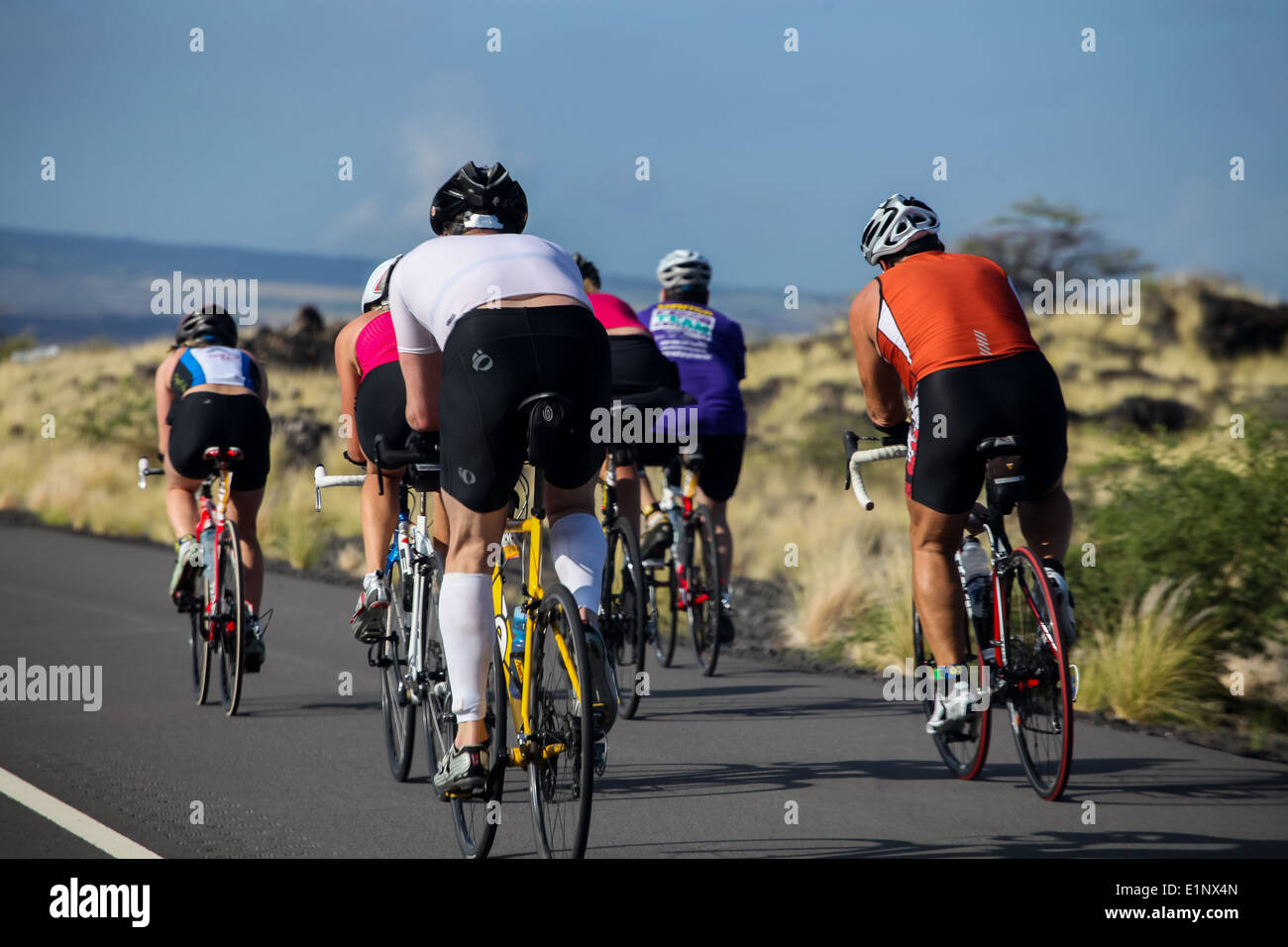 Unidentified cyclers sul lavaman triathlon in waikoloa, Hawaii. esso è  trattenuto nelle Olimpiadi formato: 1.5 km a nuoto, 40 km in bicicletta e 10  km di corsa Foto stock - Alamy