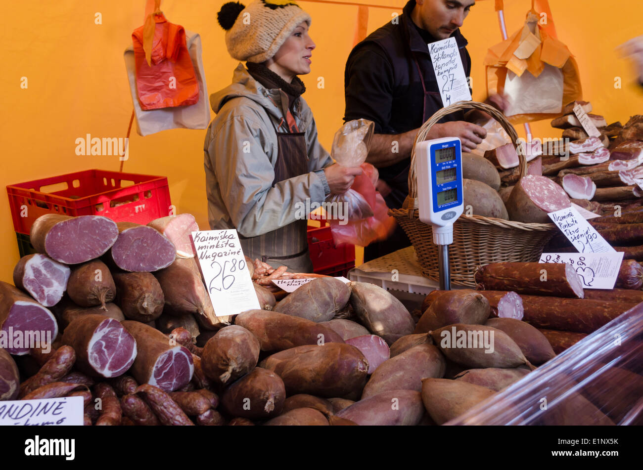 Agricoltore vendere carne affumicata prodotto pancetta salsicce di prosciutto Foto Stock