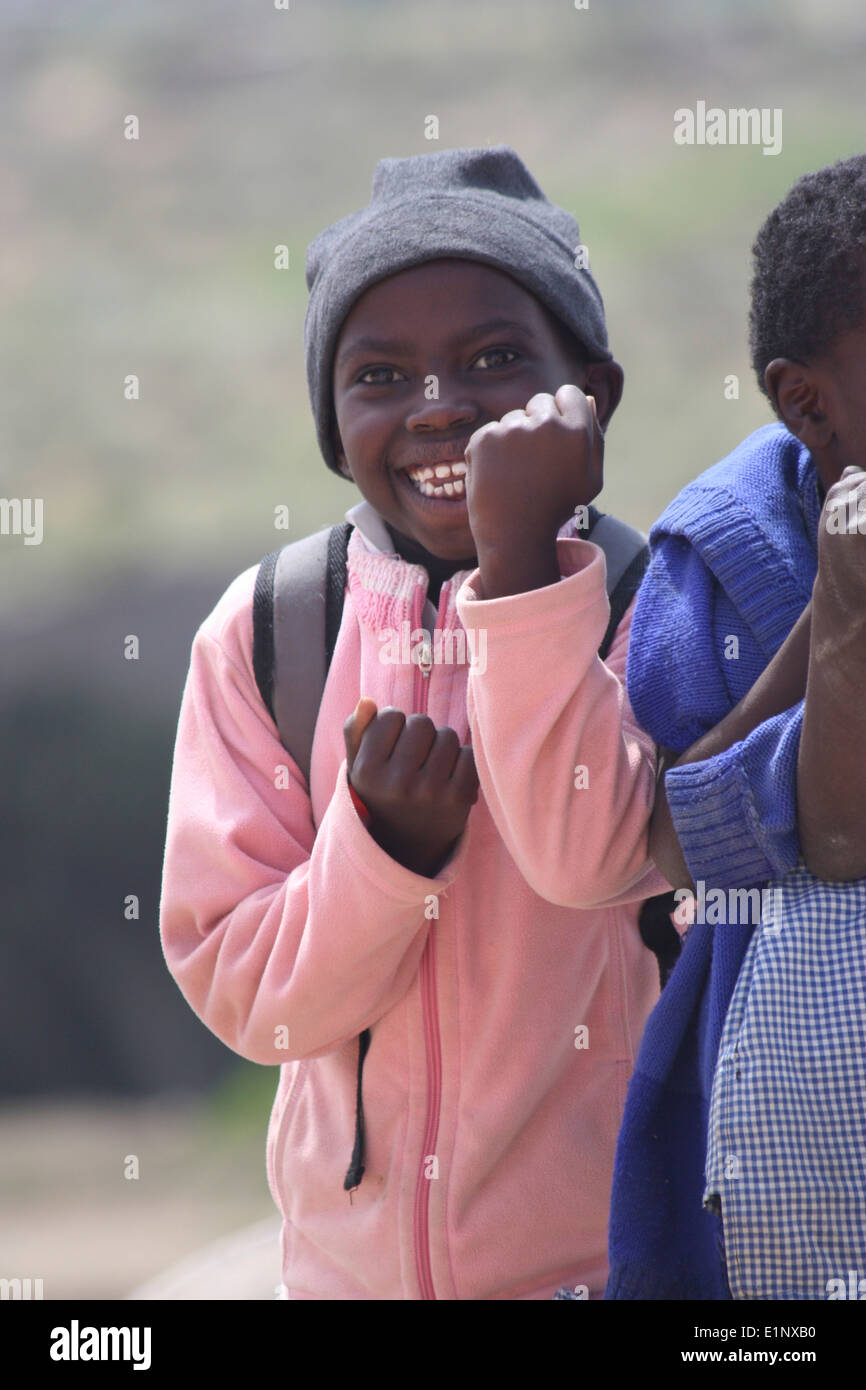 Ragazzo africano andando a scuola Foto Stock