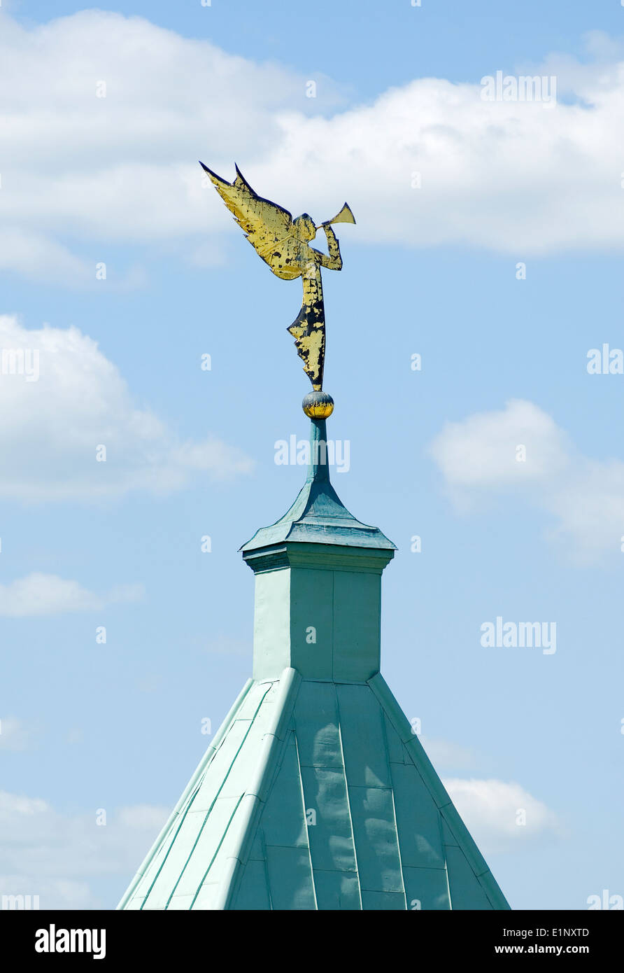 Angelo statua hornon soffiaggio di una torre della parete di Optin Hermitage Foto Stock