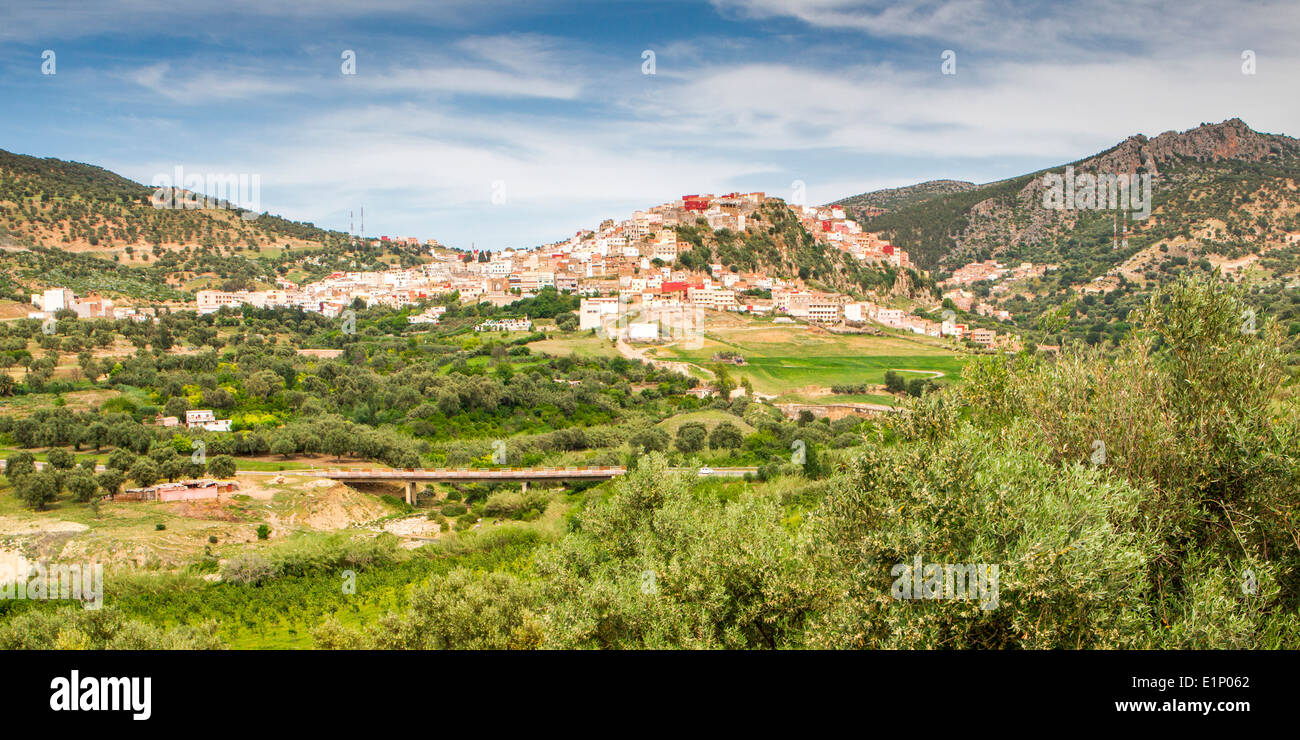 Vista della pittoresca cittadina collinare di Moulay Idriss vicino a Volubilis in Marocco. Foto Stock