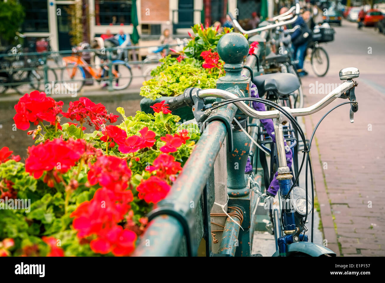 In bicicletta in Amsterdam Foto Stock