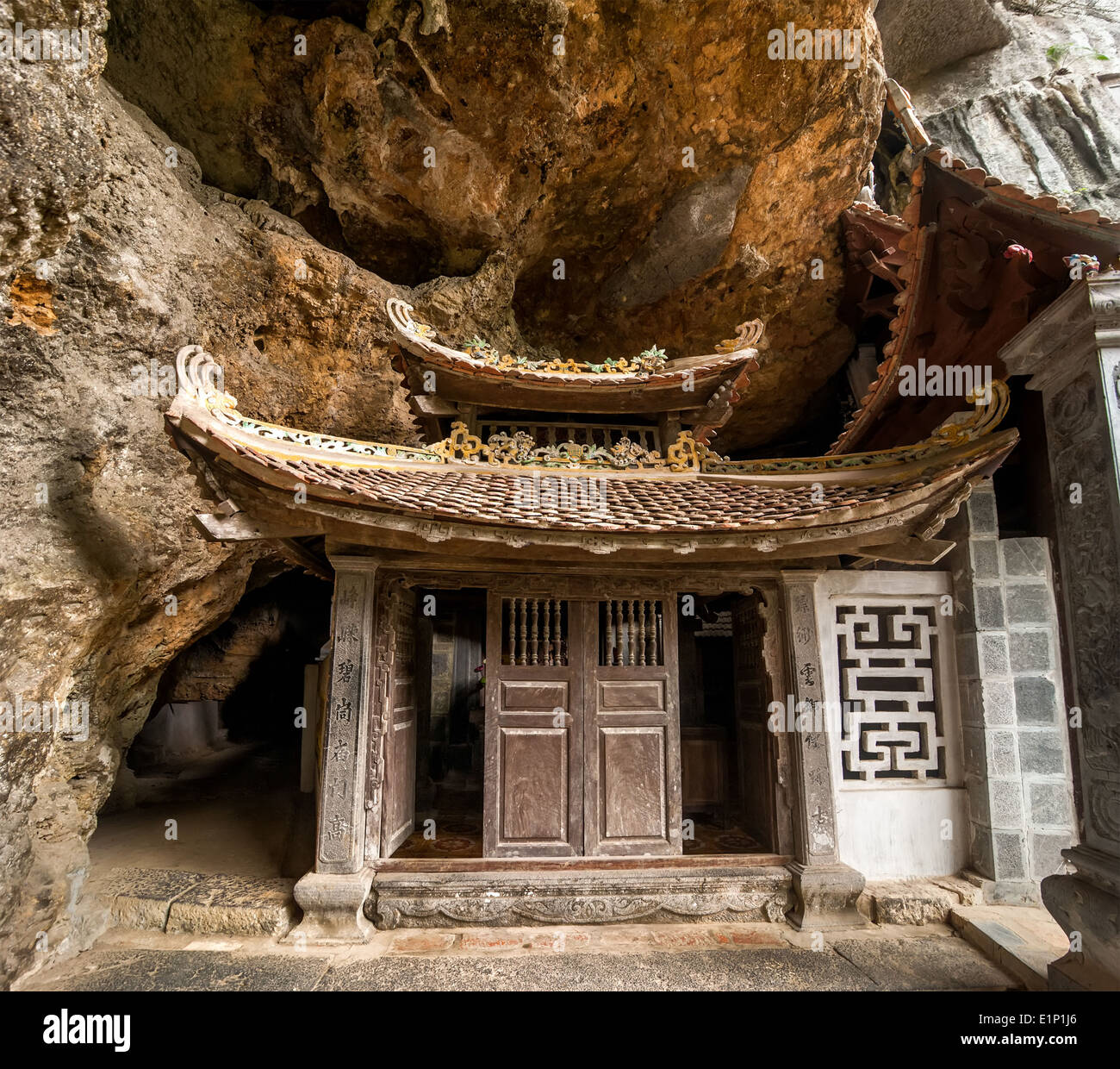 Antica pagoda buddista complesso grotta Bich Dong. Ninh Binh, Vietnam destinazione di viaggio Foto Stock
