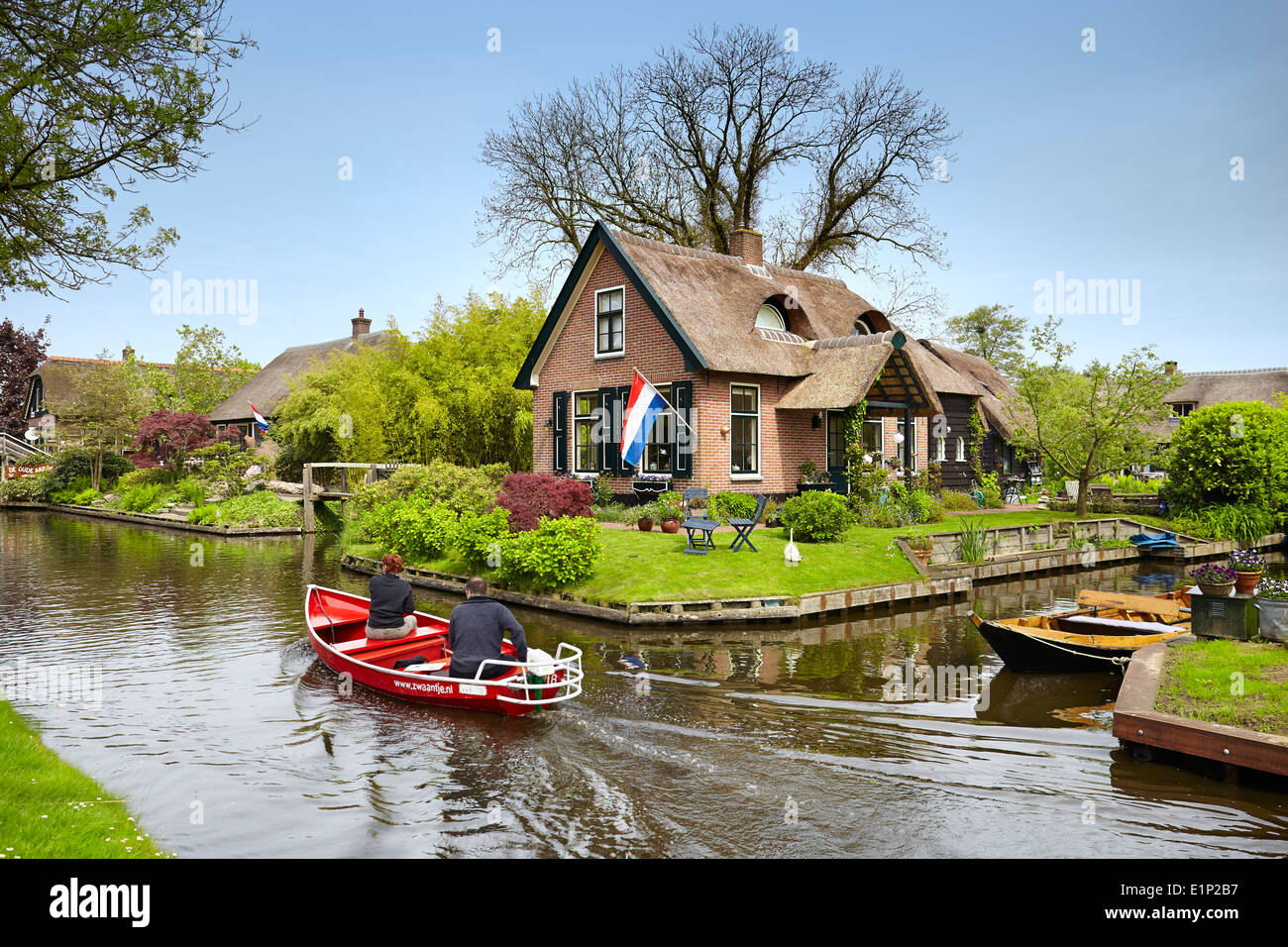 Barca sui canali, trasporto locale, villaggio di Giethoorn - Paesi Bassi Paesi Bassi Foto Stock