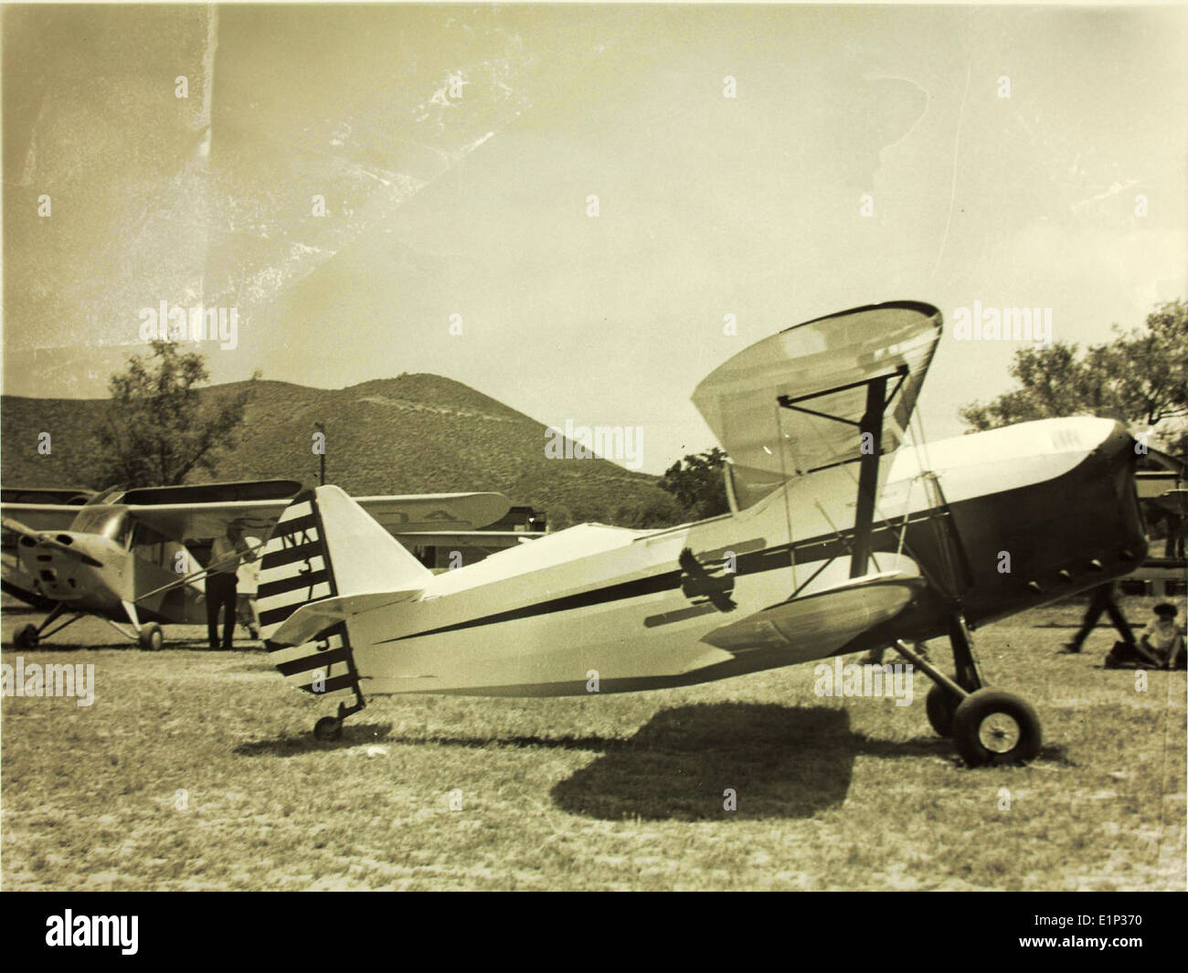 Sammy Mason, una figura di spicco nella storia dell'aviazione, è associato agli Hollywood Hawks, un gruppo di appassionati e piloti di aviazione. Nel 1947, Mason e gli Hawks parteciparono a airshow e spettacoli intorno a Lake Elsinore, California. Foto Stock