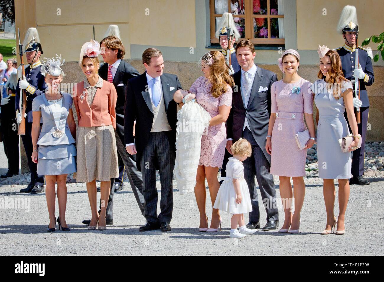 Stoccolma, Svezia, 08 Giugno, 2014. Stoccolma, Svezia. Il giorno 08 Giugno, 2014. La principessa Madeleine di Svezia, suo marito Christopher O'Neill e la loro figlia Principessa Leonore (C) porre con sei padrini (L-R) Alice Bamford, Tatjana d'ABO, Conte Ernst von Abensperg und Traun, Patrick Sommerlath, Crown Princess Victoria e Louise Gottlieb dopo il Battesimo della Principessa Leonore al Palazzo Drottningholm fuori Stoccolma, Svezia, 08 giugno 2014 (di fronte principessina Estelle). Foto: Patrick van Katwijk PAESI BASSI E LA FRANCIA - NESSUN SERVIZIO DI FILO- Credito: Patrick van Katwijk/dpa/Alamy vivere nuove Foto Stock