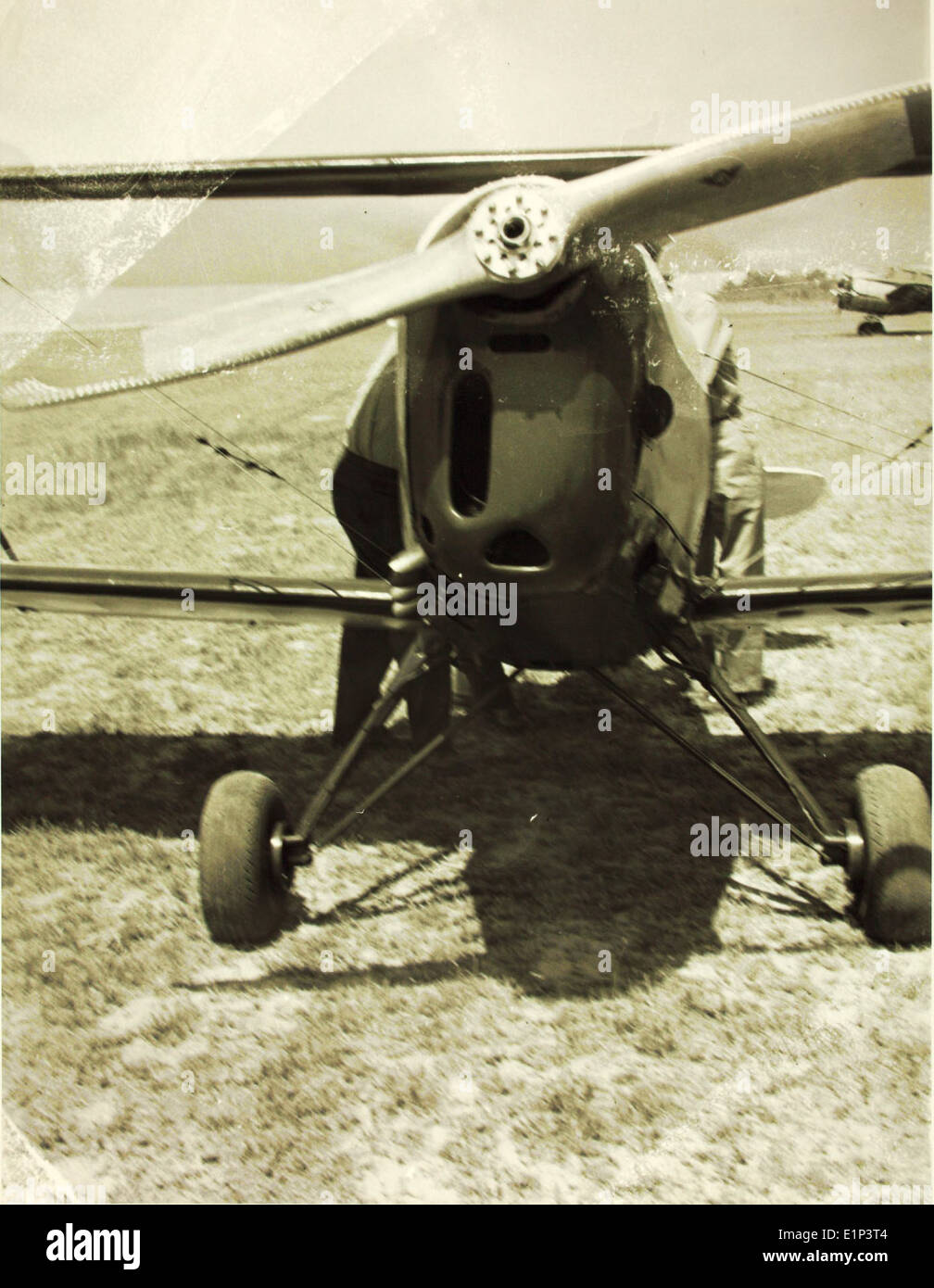Questa fotografia mostra Sammy Mason e gli Hollywood Hawks a Lake Elsinore nel 1947. Gli Hollywood Hawks erano un noto gruppo di piloti acrobatici che eseguivano spettacoli aerei e acrobazie elettrizzanti, contribuendo alla popolarità del barnstorming nell'America post-seconda guerra mondiale. Foto Stock