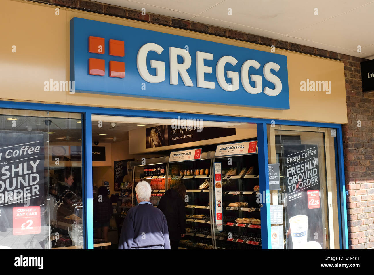 Esterno di un panificio Greggs in Basingstoke, Hampshire. Regno Unito. Foto Stock