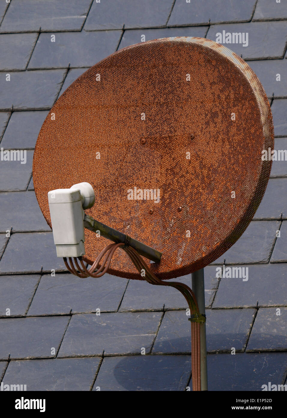 Sky satellite dish immagini e fotografie stock ad alta risoluzione - Alamy