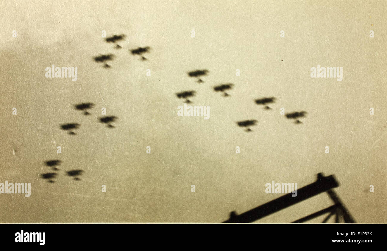 Formazioni di volo storiche, spesso utilizzate in mostre militari e aeronautiche, mostrano l'evoluzione dei modelli di volo e l'evoluzione delle prestazioni degli aeromobili nel tempo. Queste formazioni mettono in risalto il lavoro di squadra, il volo di precisione e lo sviluppo di tattiche aeree. Foto Stock