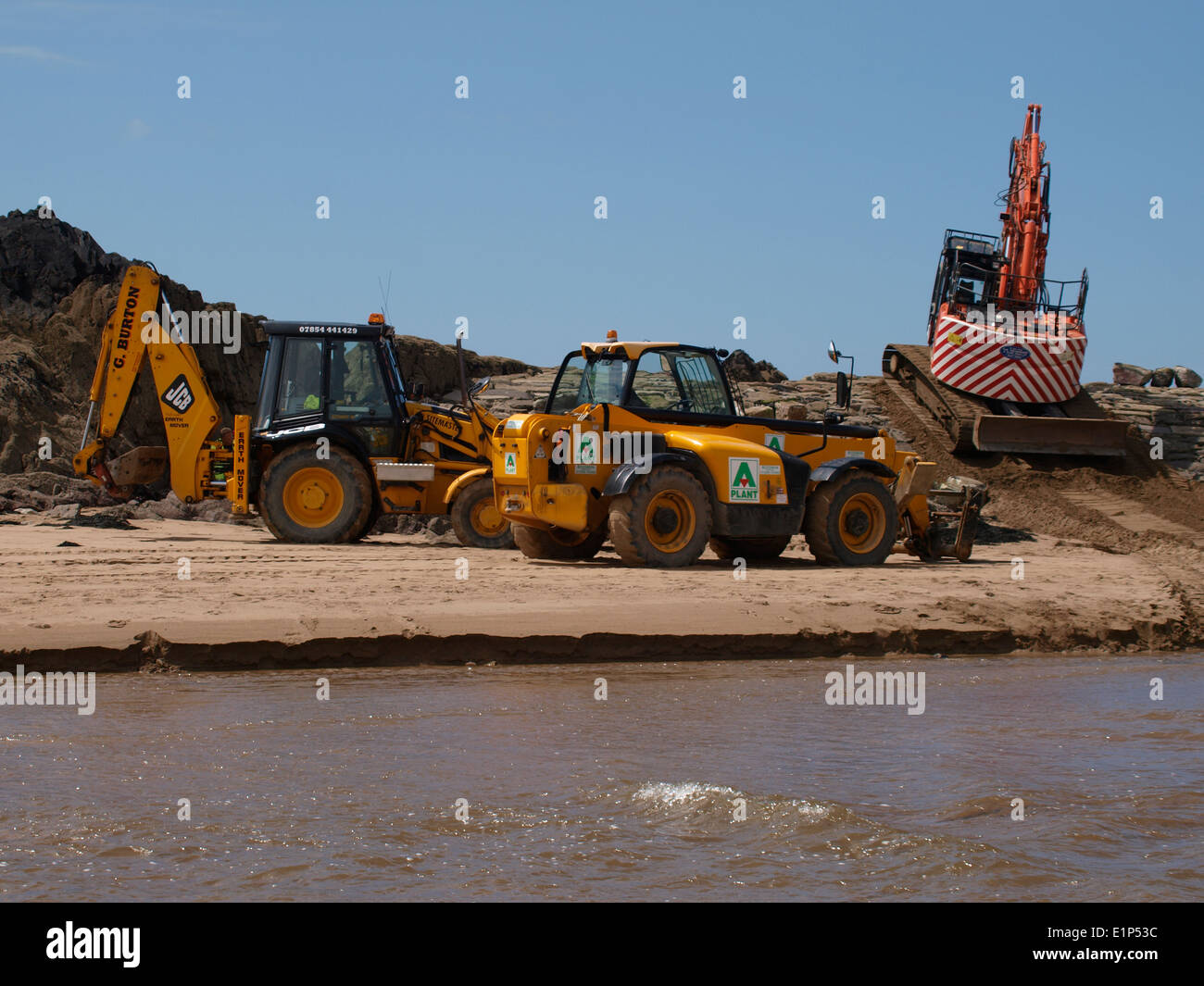 Macchinari da costruzione in spiaggia, Bude, Cornwall, Regno Unito Foto Stock