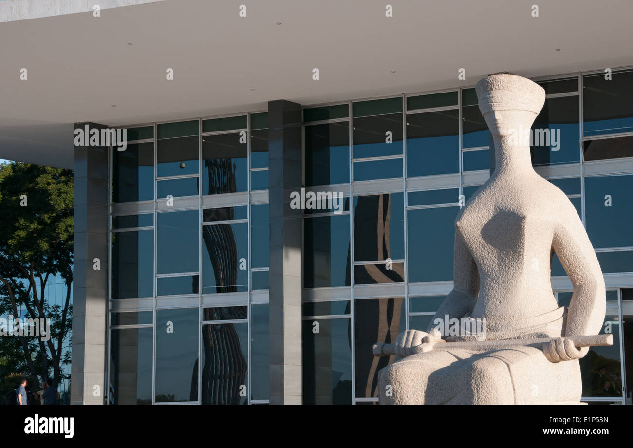 La Corte suprema federale e la scultura "giustizia" di Alfredo Ceschiatti sulla Piazza dei tre poteri Brasilia Foto Stock