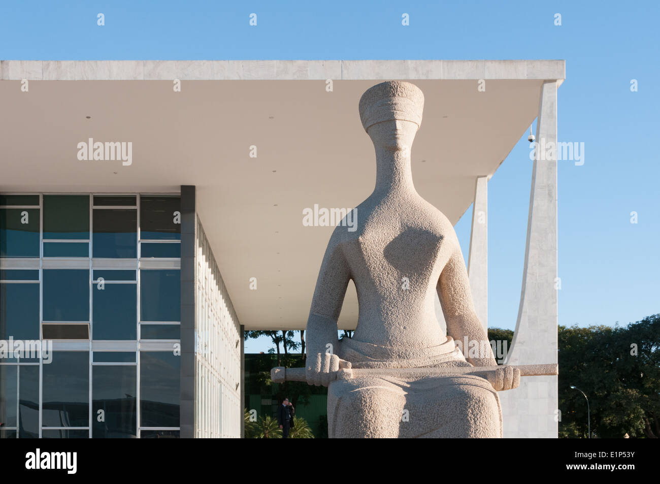 La Corte suprema federale e la scultura "giustizia" di Alfredo Ceschiatti sulla Piazza dei tre poteri Brasilia Foto Stock
