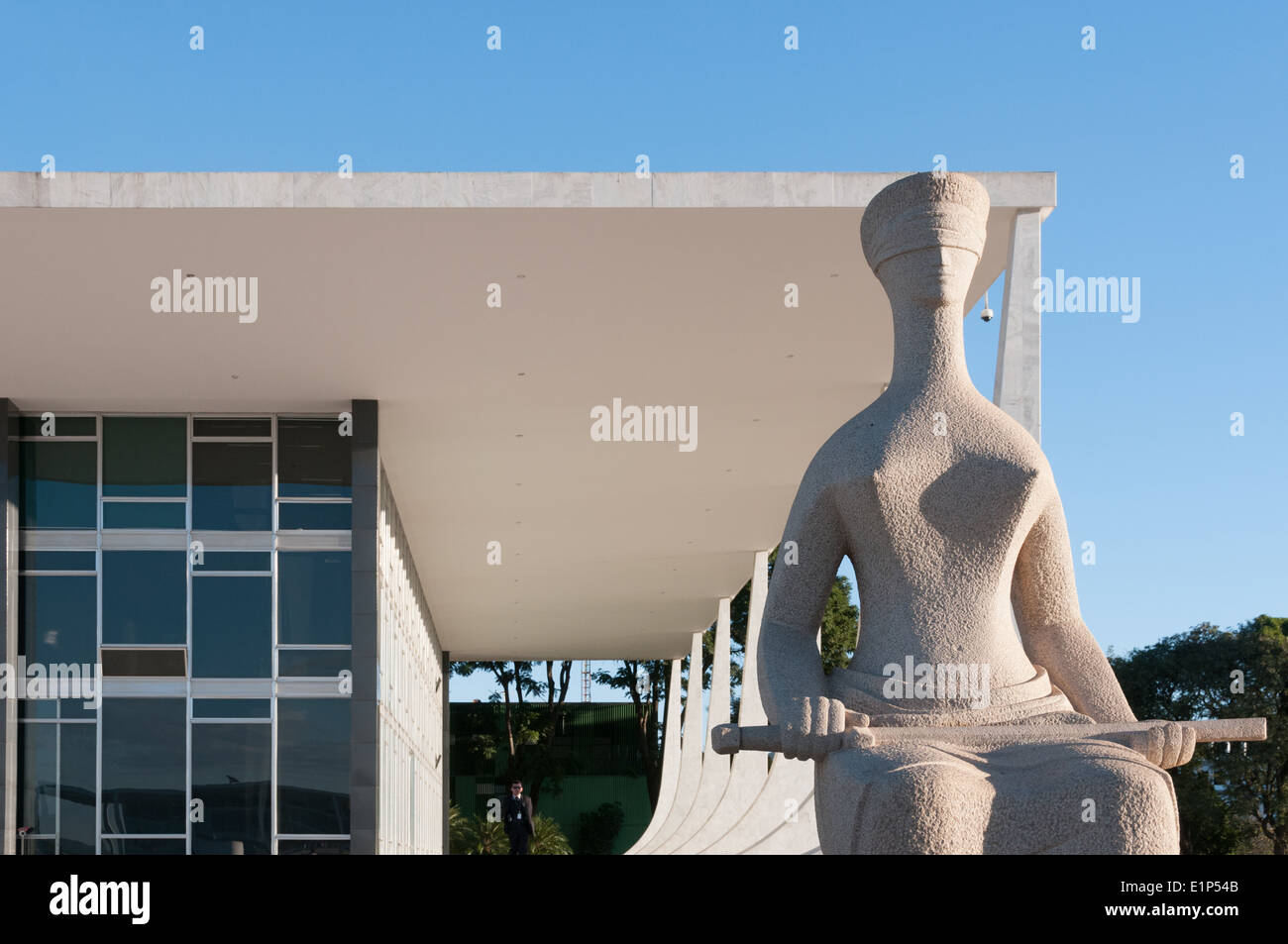 La Corte suprema federale e la scultura "giustizia" di Alfredo Ceschiatti sulla Piazza dei tre poteri Brasilia Foto Stock