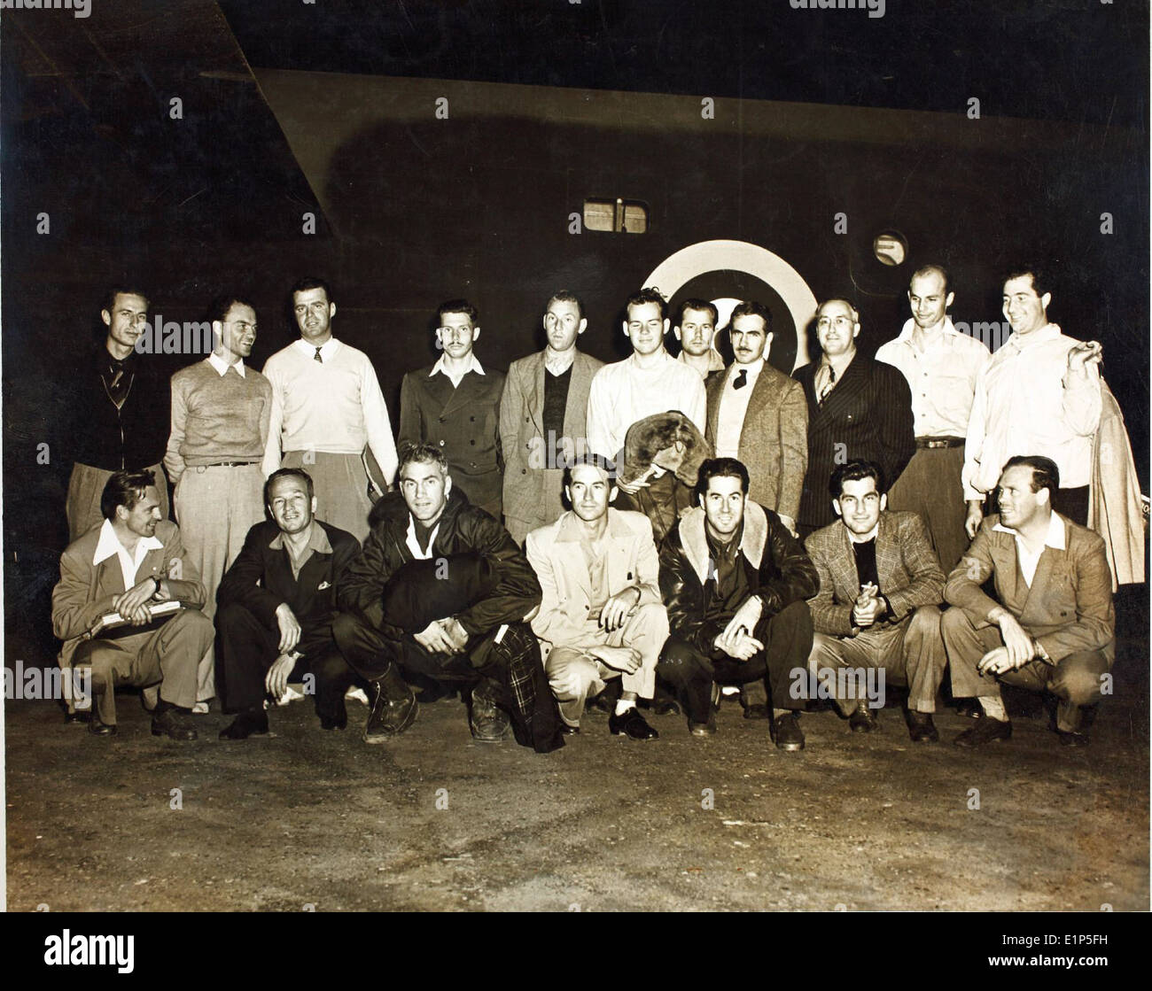 Questa immagine cattura l'equipaggio di un B-24 Liberator in uno storico volo di andata e ritorno del 1941 per Honolulu, mostrando il ruolo cruciale dei bombardieri nella seconda guerra mondiale e il significato delle missioni di bombardamento a lungo raggio nel teatro del Pacifico. Foto Stock