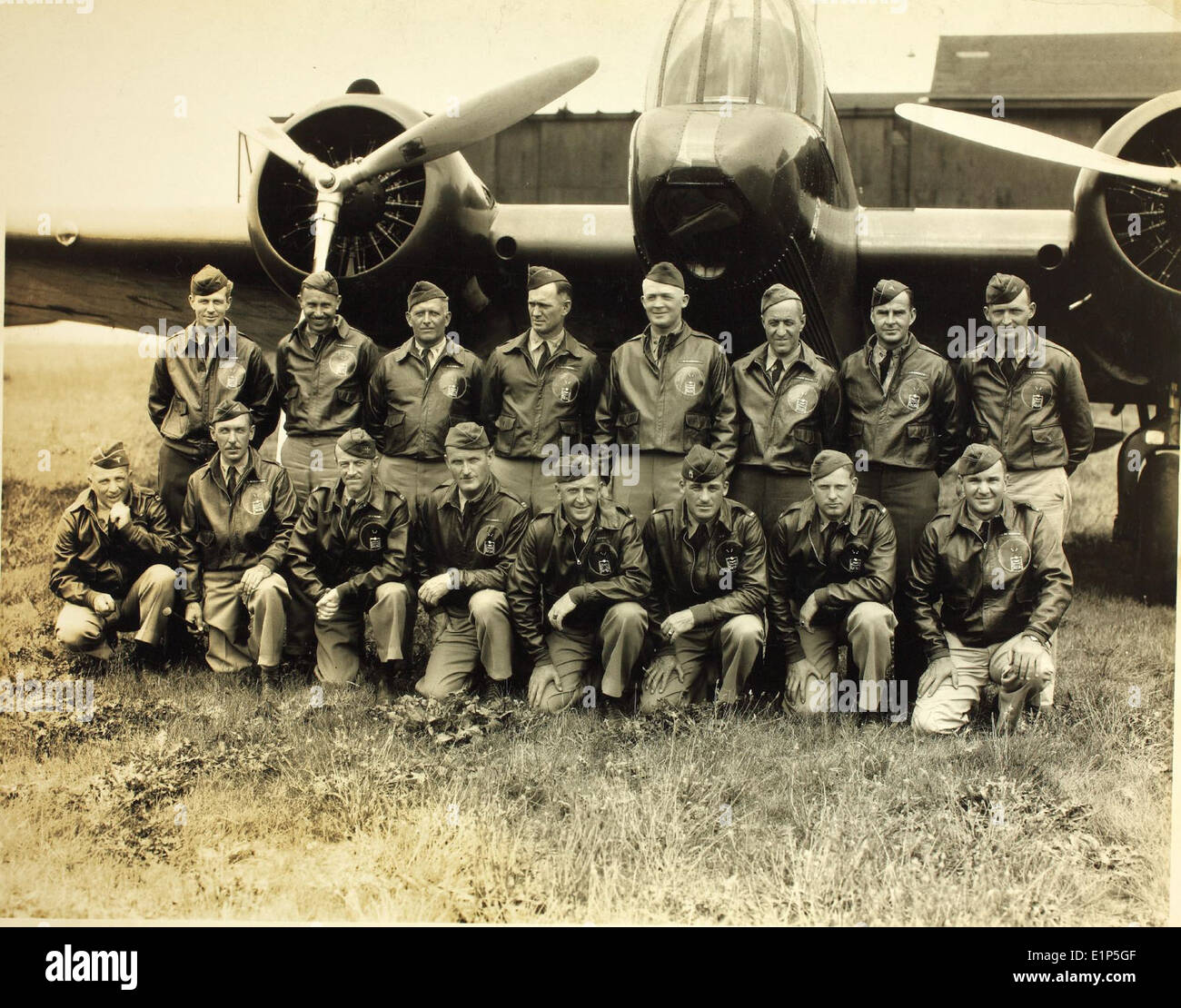 Il Douglas B-10, compresa la sua variante B-10B, fu un bombardiere pioniere nell'aviazione militare statunitense. Il B-10 fu utilizzato durante le prime operazioni militari ed era notevole per il suo design avanzato e i potenti motori come il Wright R-1820 Cyclone. Questa foto documenta il suo volo in Alaska con il generale Hap Arnold. Foto Stock