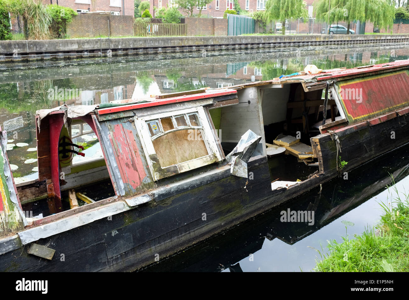 Un decadimento casa galleggiante sul fiume Lee (o Lea) in Lee Valley Park nella zona est di Londra. Regno Unito. Foto Stock