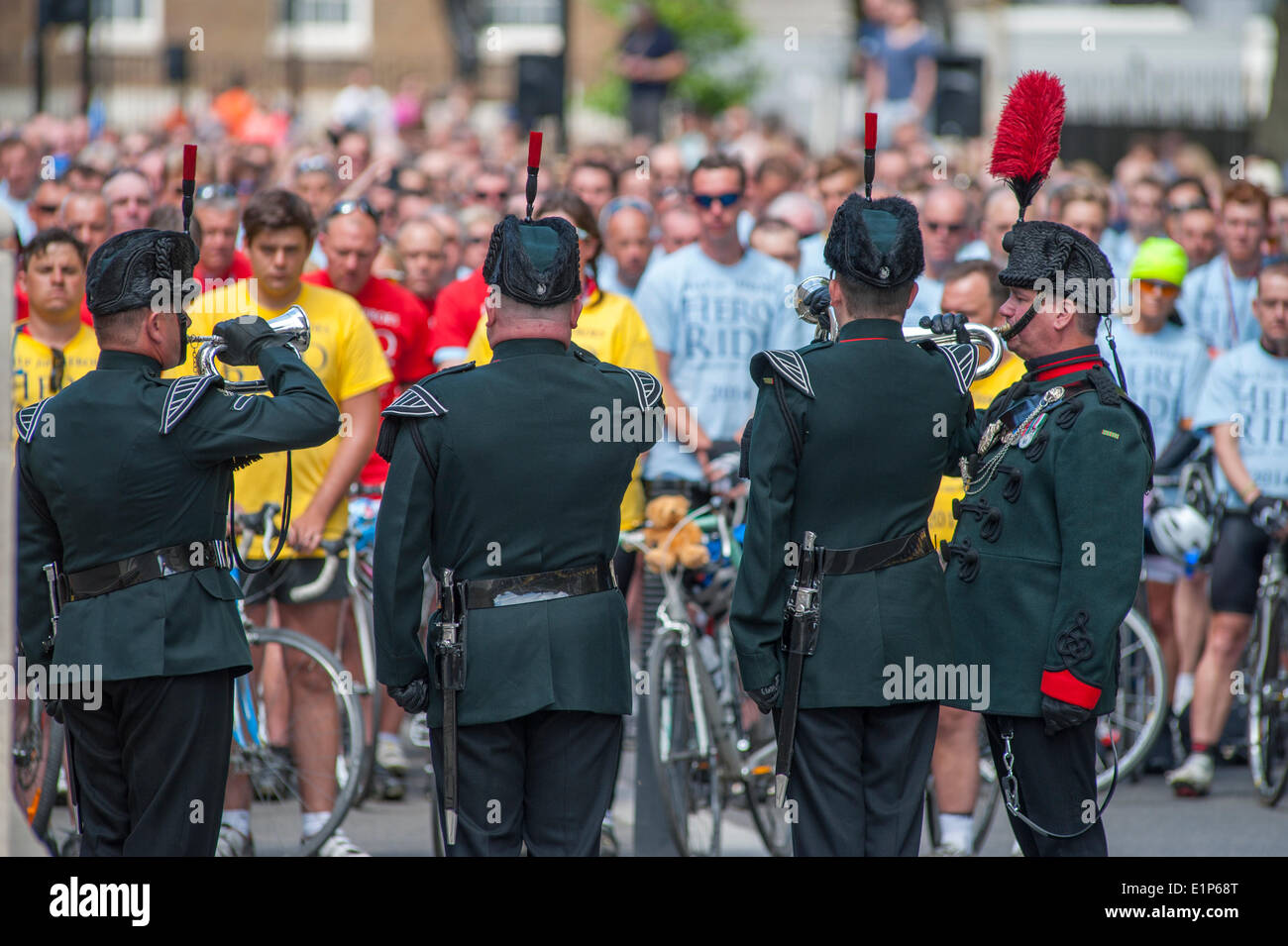 Whitehall, Londra UK. 8 Giugno 2014. Oltre 1000 fundraising ciclisti percorrono Whitehall per il Cenotafio dopo una lunga corsa per un breve servizio prima di completare il viaggio nella sfilata delle Guardie a Cavallo nel caldo sole estivo. Buglers riproduci Ultimo Post prima di un minuto di silenzio. Credito: Malcolm Park editoriale/Alamy Live News Foto Stock