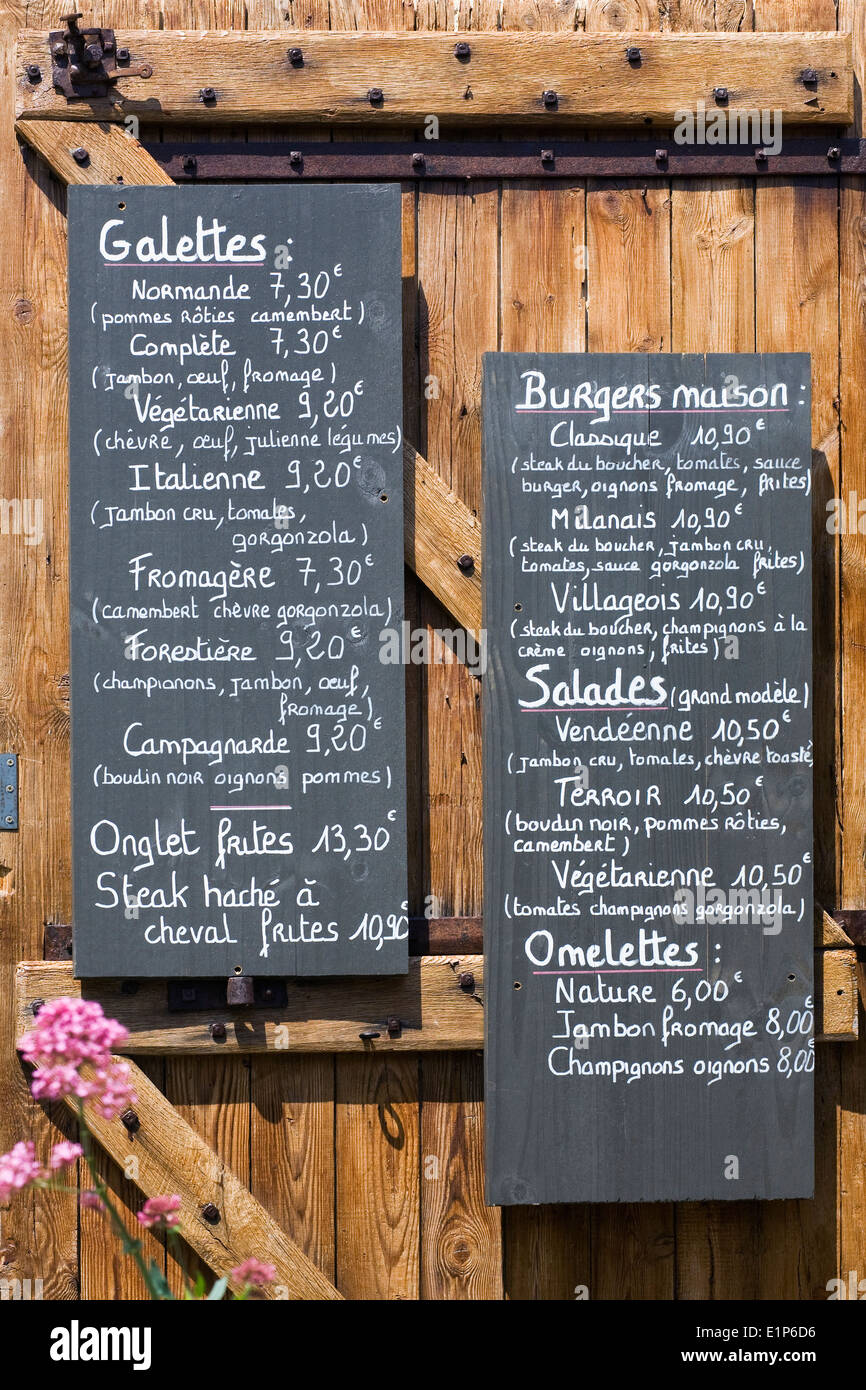 Menu francese sul bordo della porta di un cafe'. Foto Stock