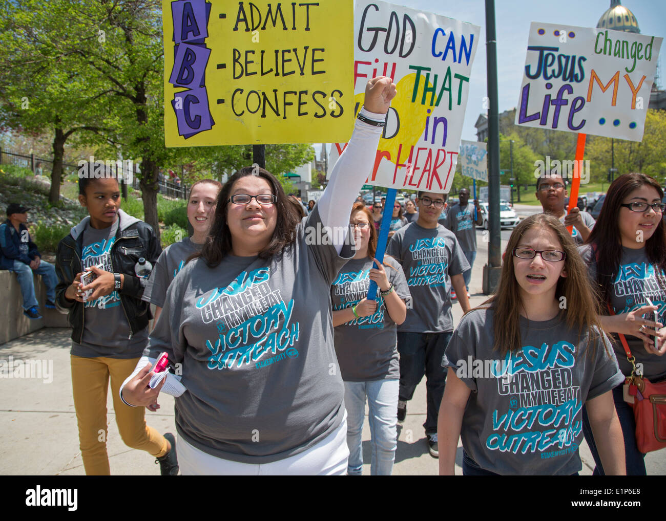 Denver, Colorado - i giovani dalla vittoria Chiesa di Outreach marzo attraverso il centro cittadino di strade per promuovere il loro messaggio della Chiesa. Foto Stock