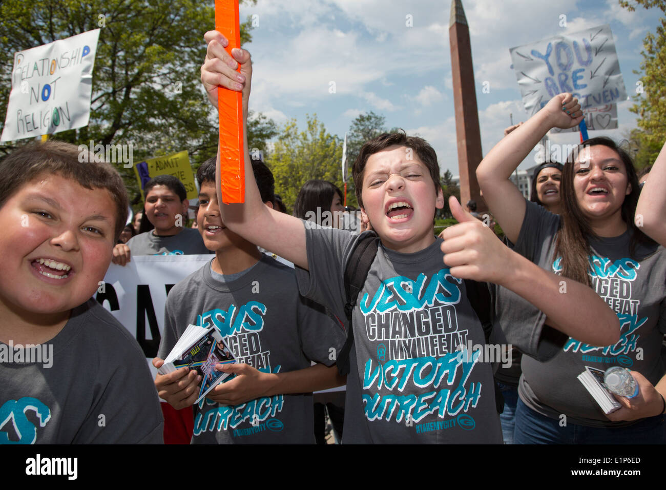 Denver, Colorado - i giovani dalla vittoria Chiesa di Outreach marzo attraverso il centro cittadino di strade per promuovere il loro messaggio della Chiesa. Foto Stock