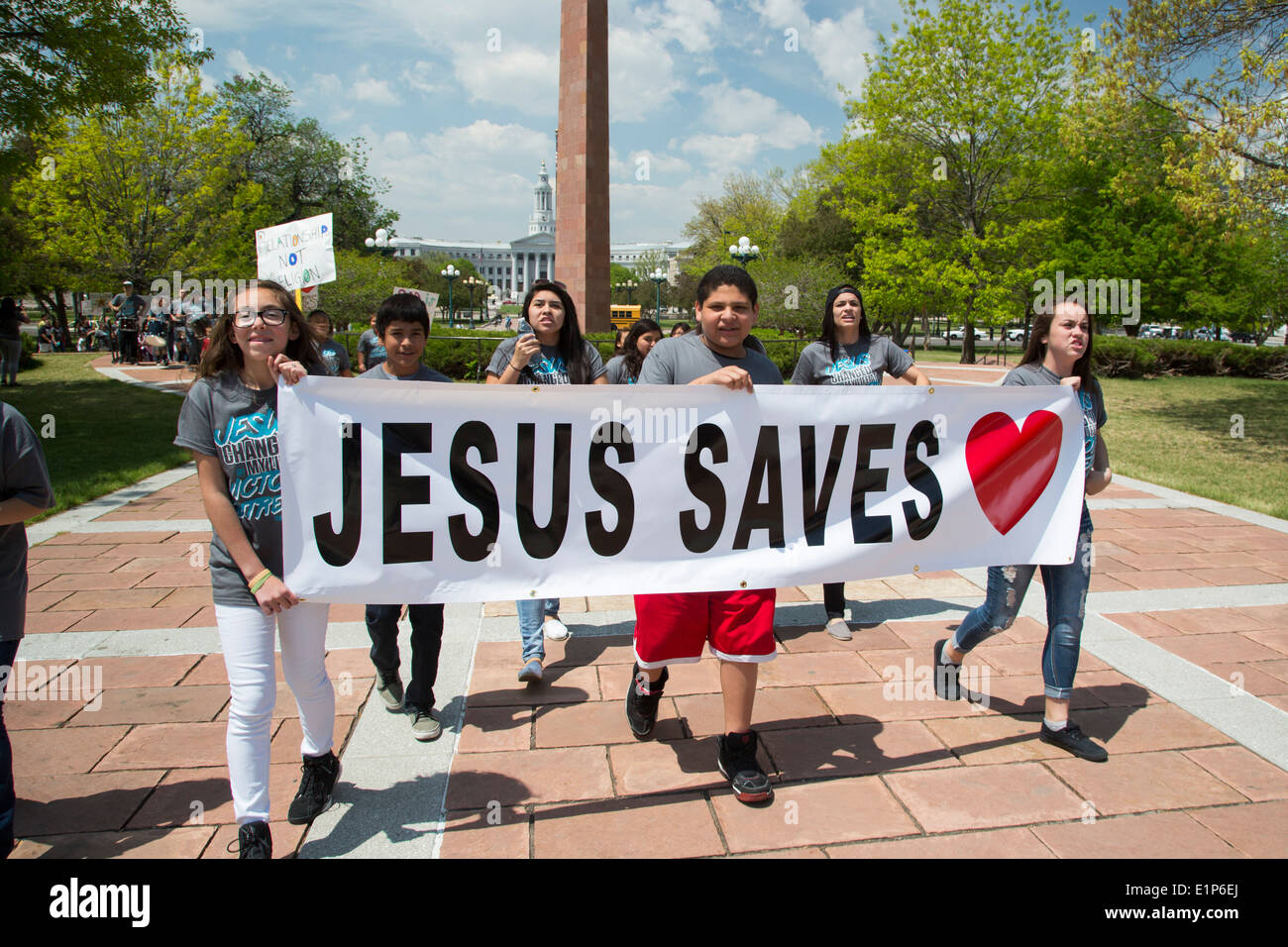 Denver, Colorado - i giovani dalla vittoria Chiesa di Outreach marzo attraverso il centro cittadino di strade per promuovere il loro messaggio della Chiesa. Foto Stock