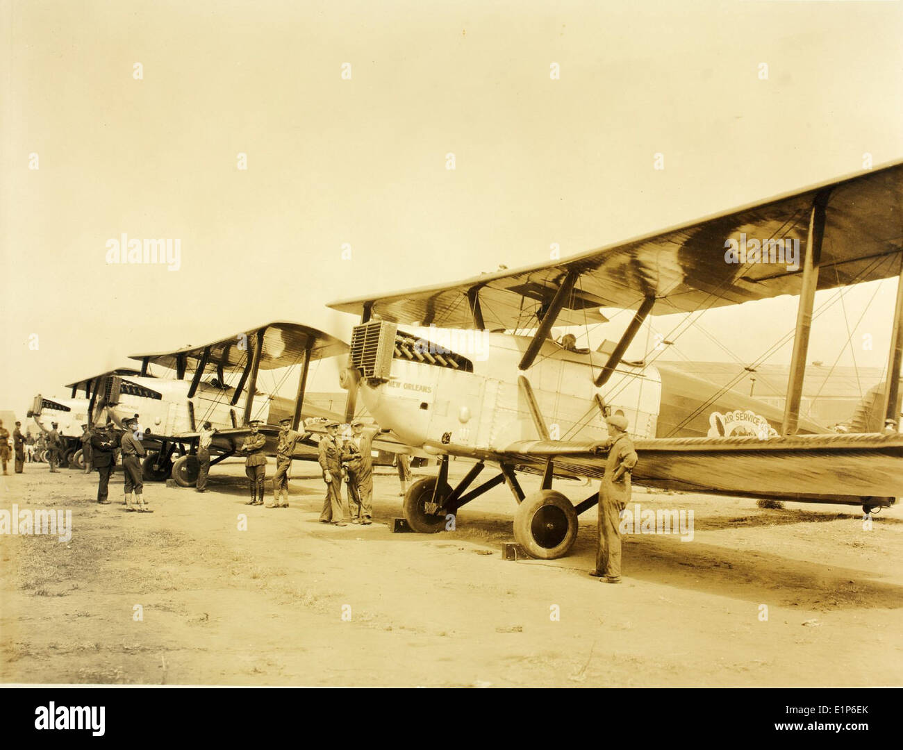 La Douglas World Cruise del 1924 fu un ambizioso viaggio aereo che circumnavigò il globo, mettendo in evidenza i progressi tecnologici e lo spirito pionieristico dell'aviazione. Foto Stock