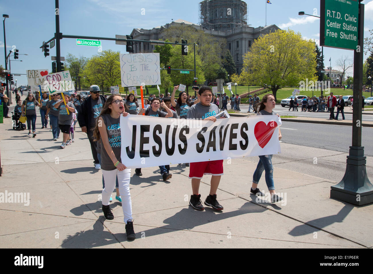 Denver, Colorado - i giovani dalla vittoria Chiesa di Outreach marzo attraverso il centro cittadino di strade per promuovere il loro messaggio della Chiesa. Foto Stock