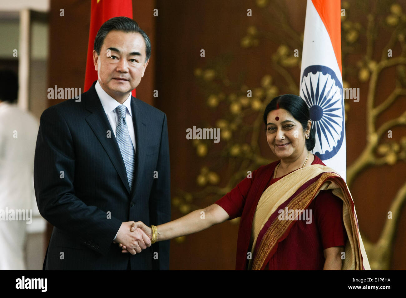 New Delhi, India. 8 Giugno, 2014. Visita il Ministro degli Affari Esteri cinese Wang Yi (L) incontra il ministro indiano degli Affari Esteri Sushma Swaraj a Nuova Delhi, India, 8 giugno 2014. © Zheng Huansong/Xinhua/Alamy Live News Foto Stock