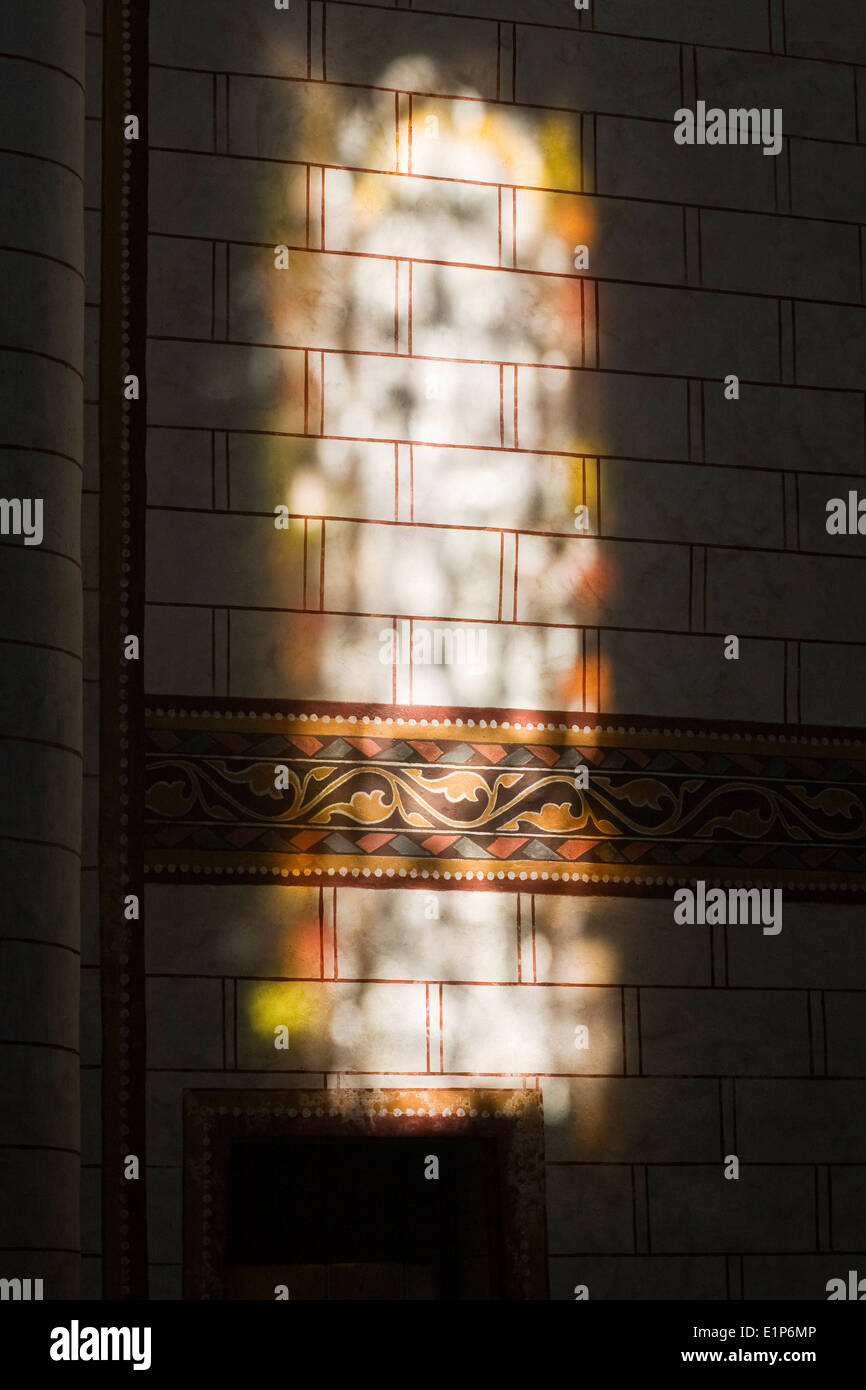 Luce che risplende attraverso una finestra di vetro colorato nella chiesa di Saint Pierre, Chauvigny, Francia. Foto Stock