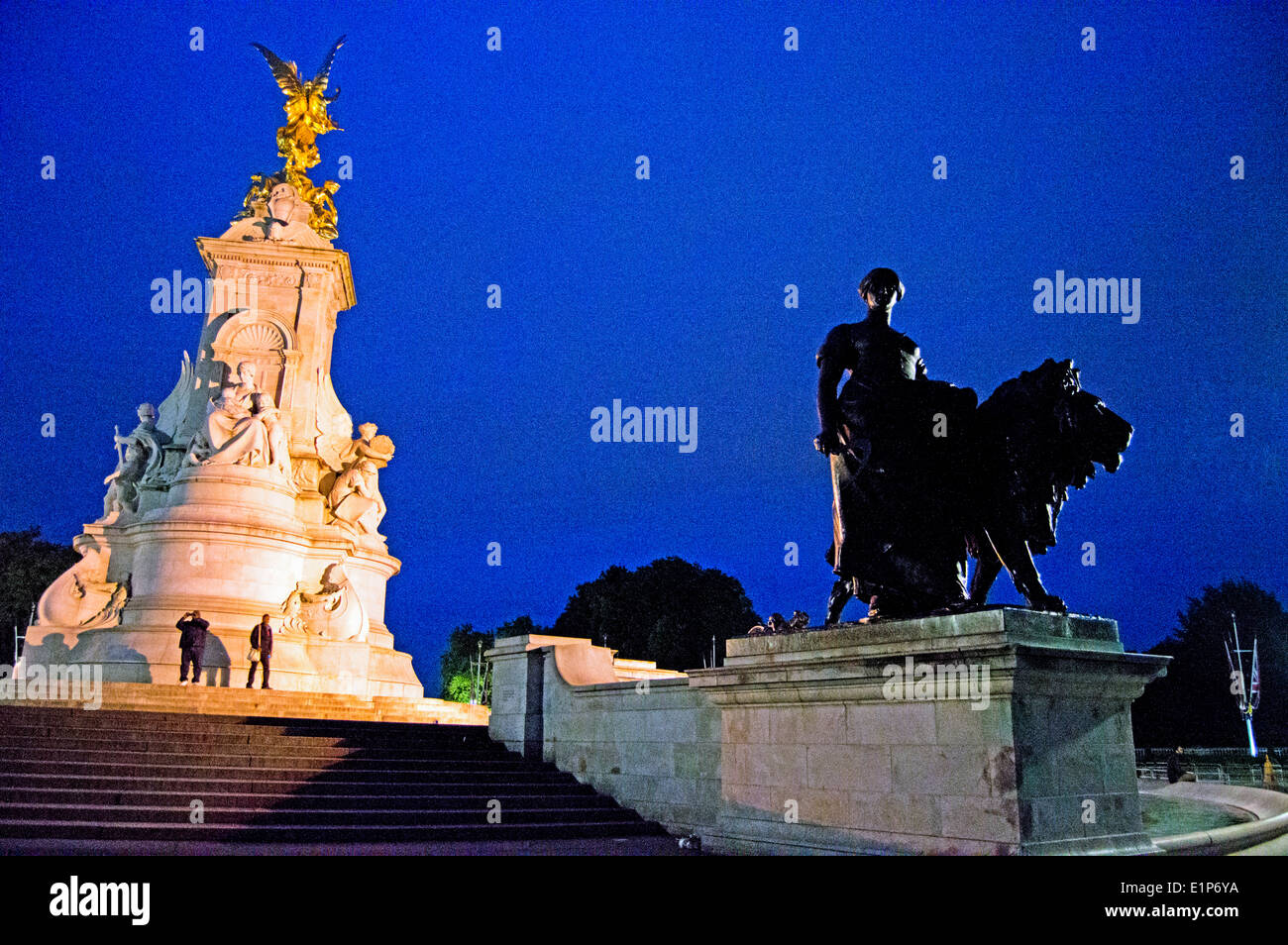 La regina Victoria Memorial di fronte a Buckingham Palace di notte, City of Westminster, Londra, Inghilterra, Regno Unito Foto Stock
