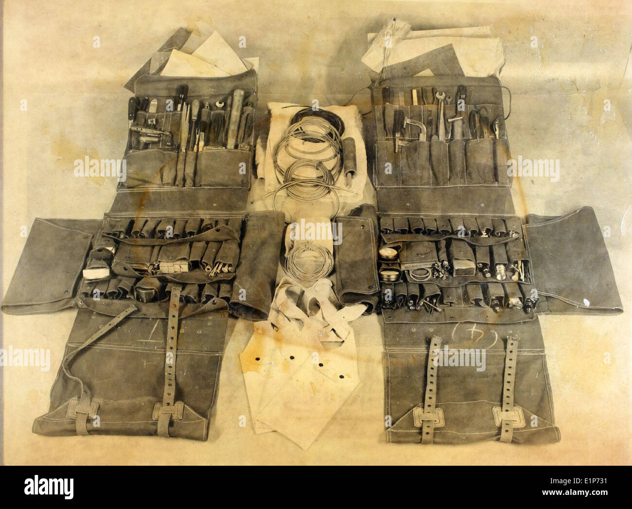 La Douglas World Cruise del 1924 fu un pionieristico volo intorno al mondo condotto dall'esercito statunitense utilizzando il Douglas World Cruiser. Questo storico viaggio ha dimostrato il potenziale dell'aviazione a lungo raggio e ha contribuito a far progredire i viaggi aerei globali. Foto Stock
