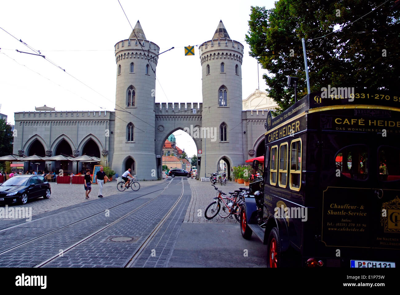 Oldtimer del Café Heider nella parte anteriore della storica "Nauener Tor' in Potsdam Foto Stock
