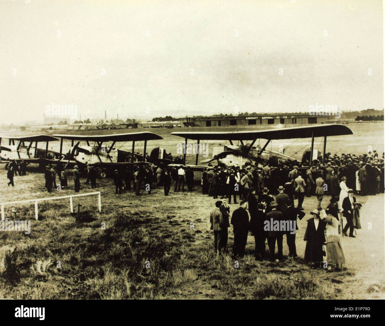La Douglas World Cruise del 1924 fu un volo ambizioso che circumnavigò il globo, mostrando le capacità del Douglas World Cruiser. Il volo ha segnato un significativo risultato nel settore dell'aviazione precoce, dimostrando la praticità dei viaggi aerei a lunga distanza. Foto Stock