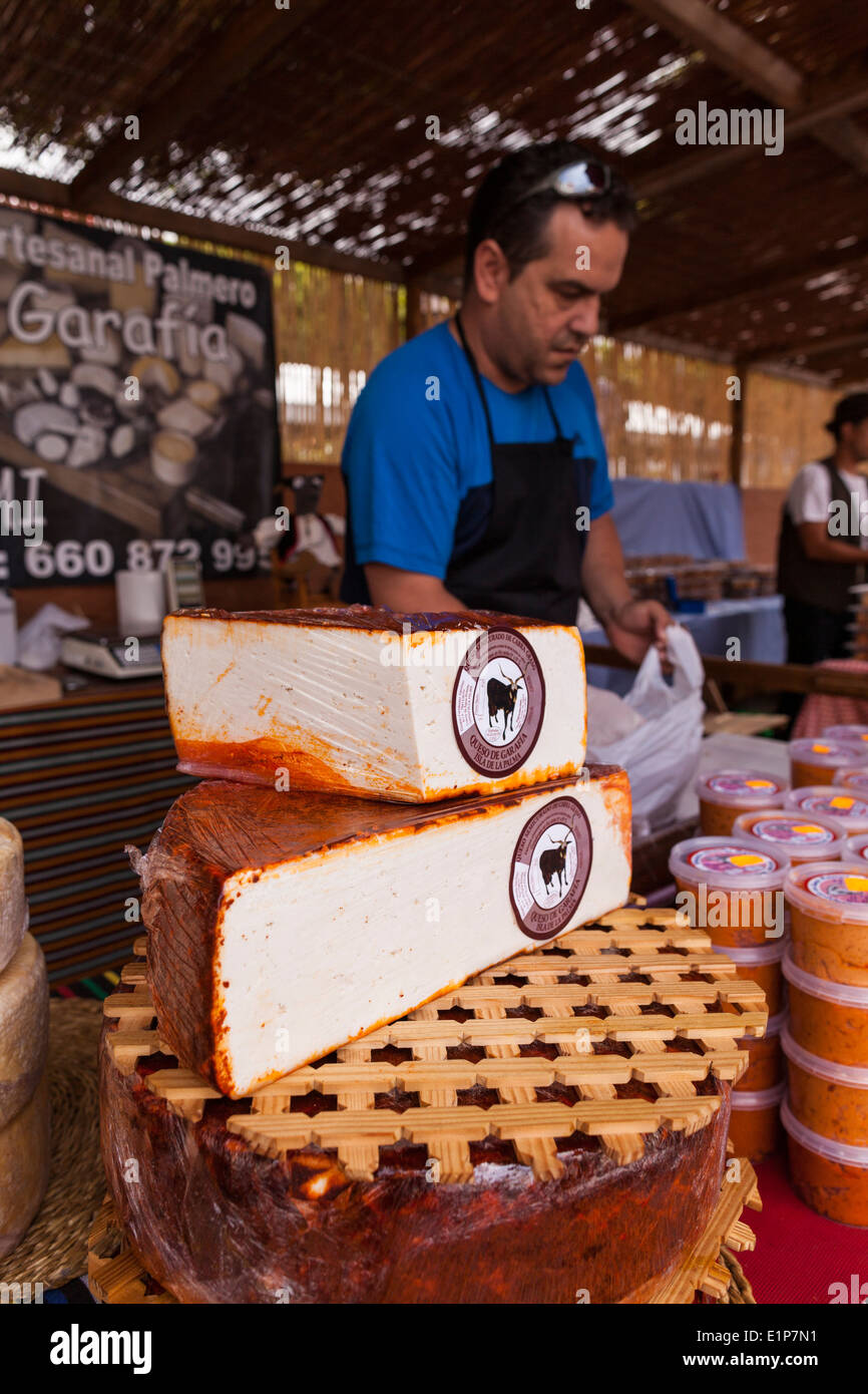 Canaria di formaggio di capra in vendita su un artigianato stallo in Tenerife, Isole Canarie, Spagna. Foto Stock